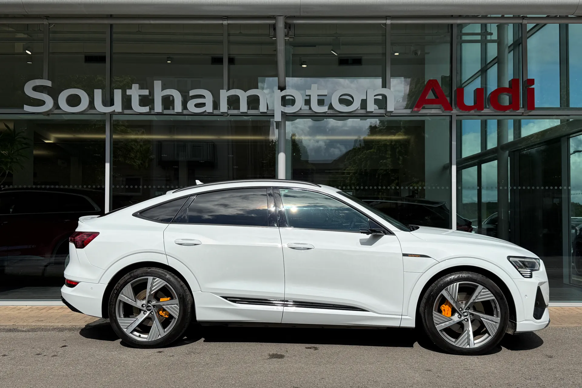 Audi e-tron thumbnail image number 2