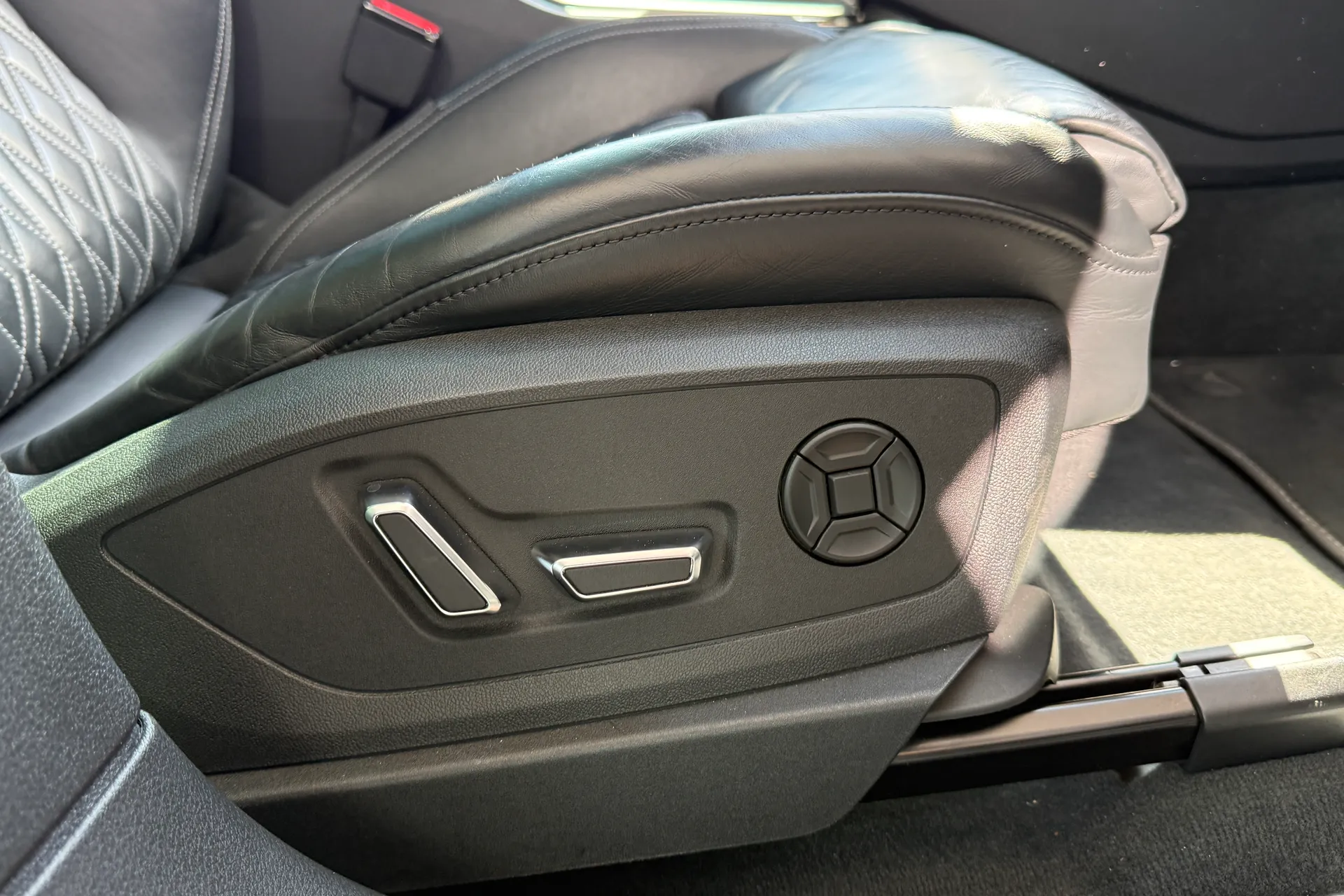 Audi e-tron thumbnail image number 9