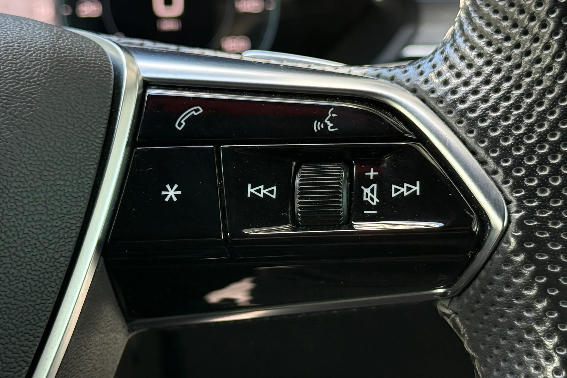 Audi e-tron thumbnail image number 19