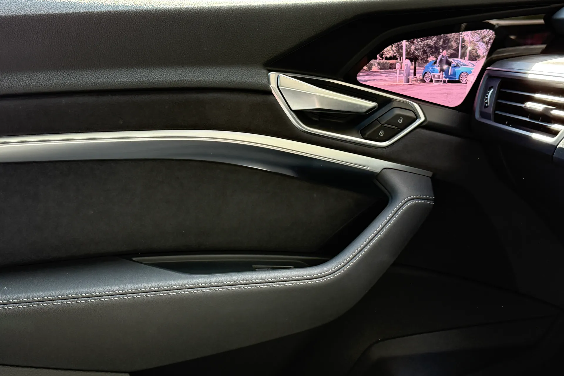 Audi e-tron thumbnail image number 23