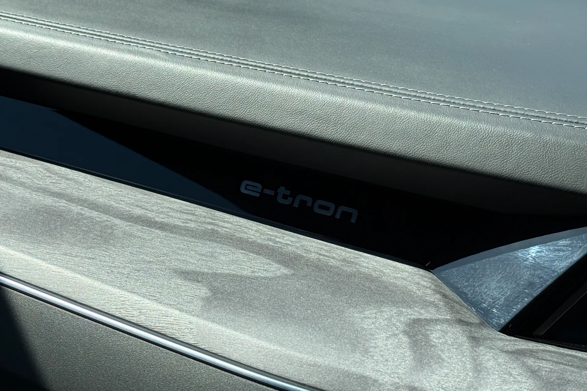 Audi e-tron thumbnail image number 32