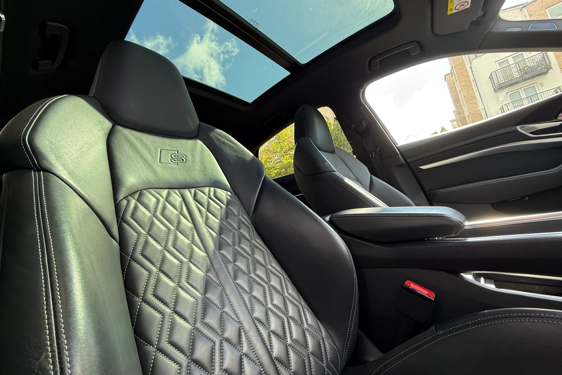 Audi e-tron thumbnail image number 36