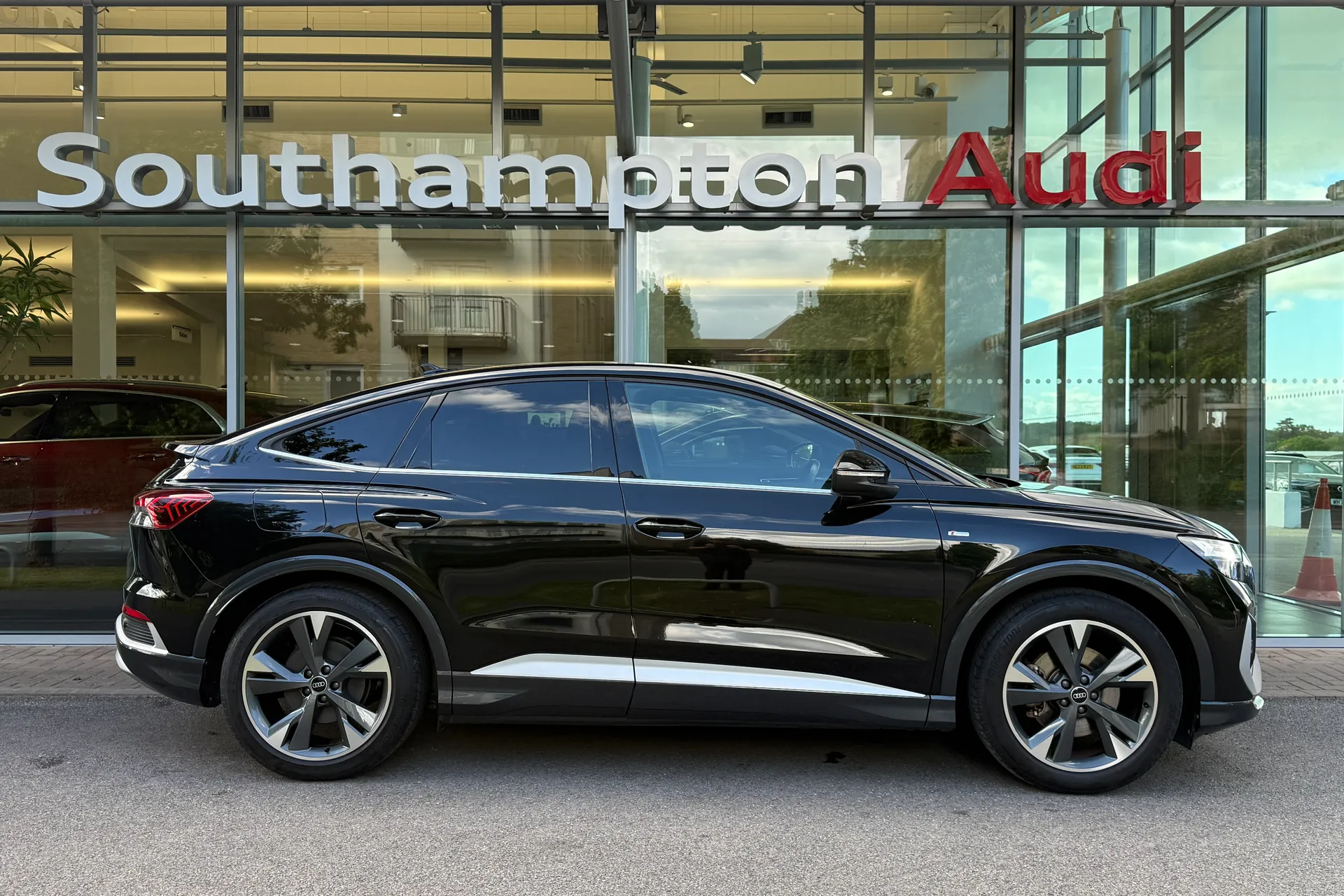 Audi Q4 thumbnail image number 2