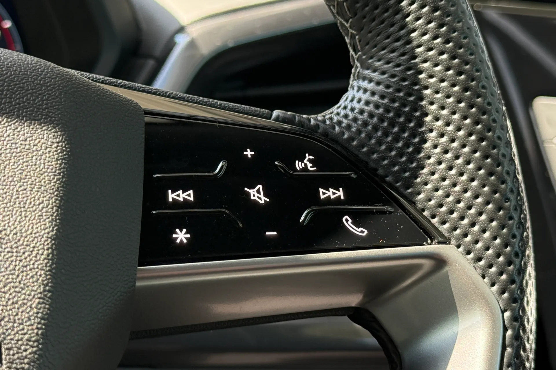 Audi Q4 thumbnail image number 15