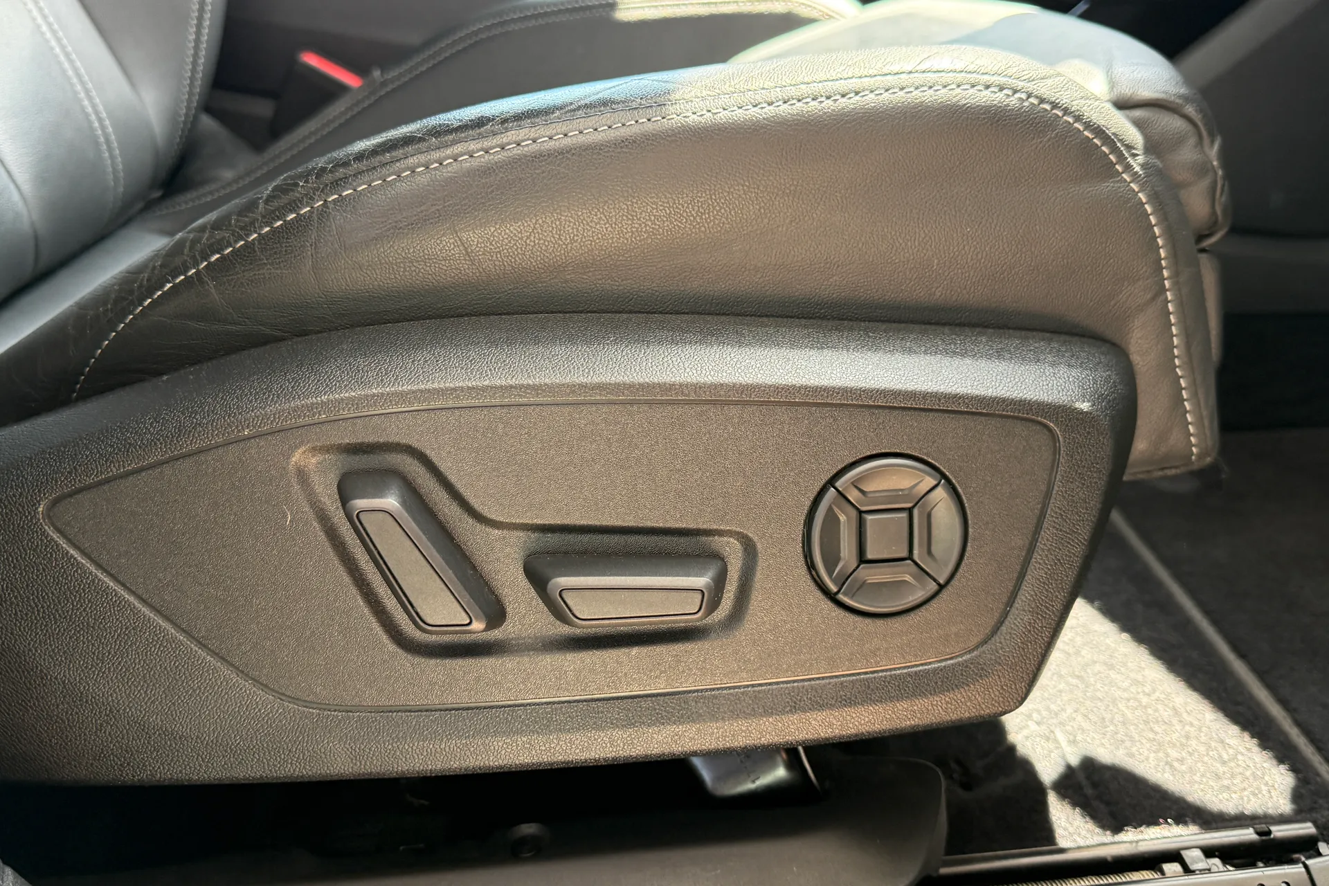 Audi Q4 thumbnail image number 8