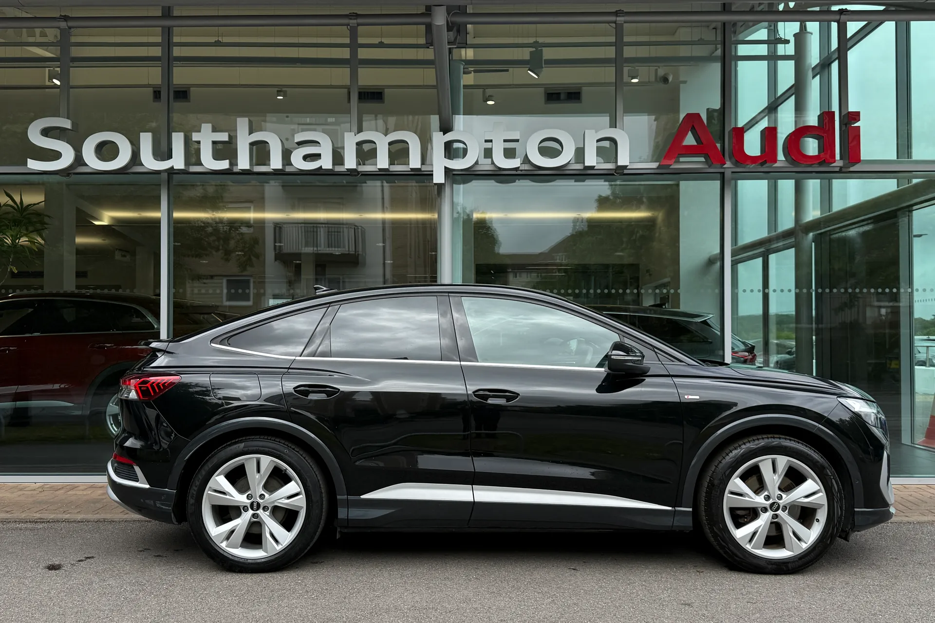 Audi Q4 thumbnail image number 2
