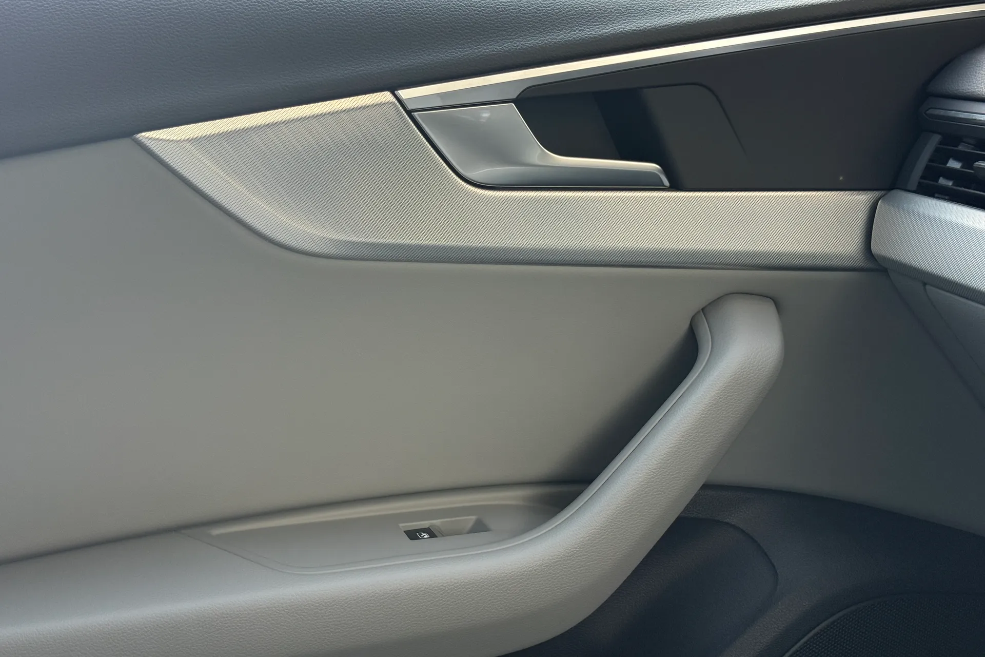 Audi A4 thumbnail image number 28