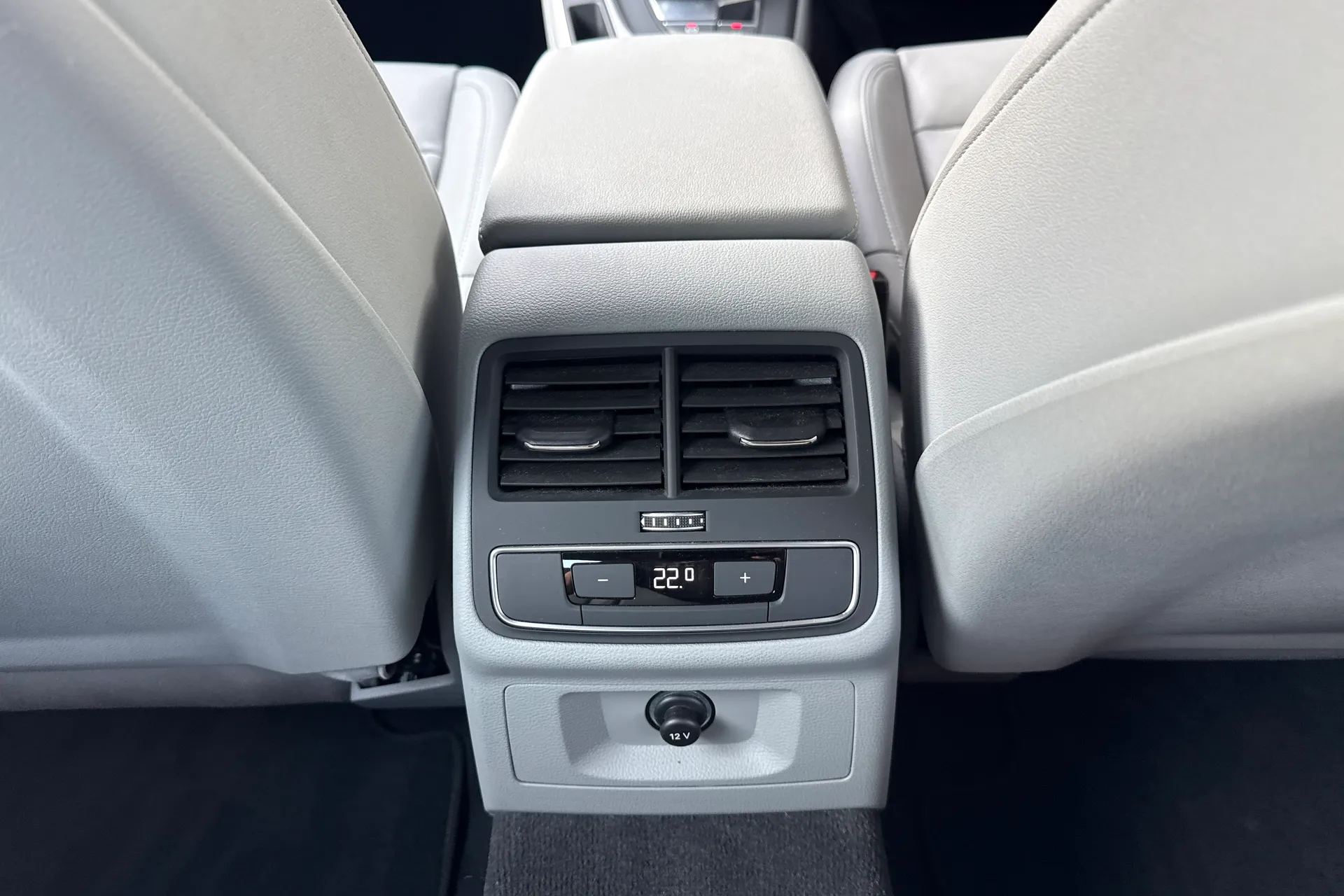 Audi A4 thumbnail image number 38