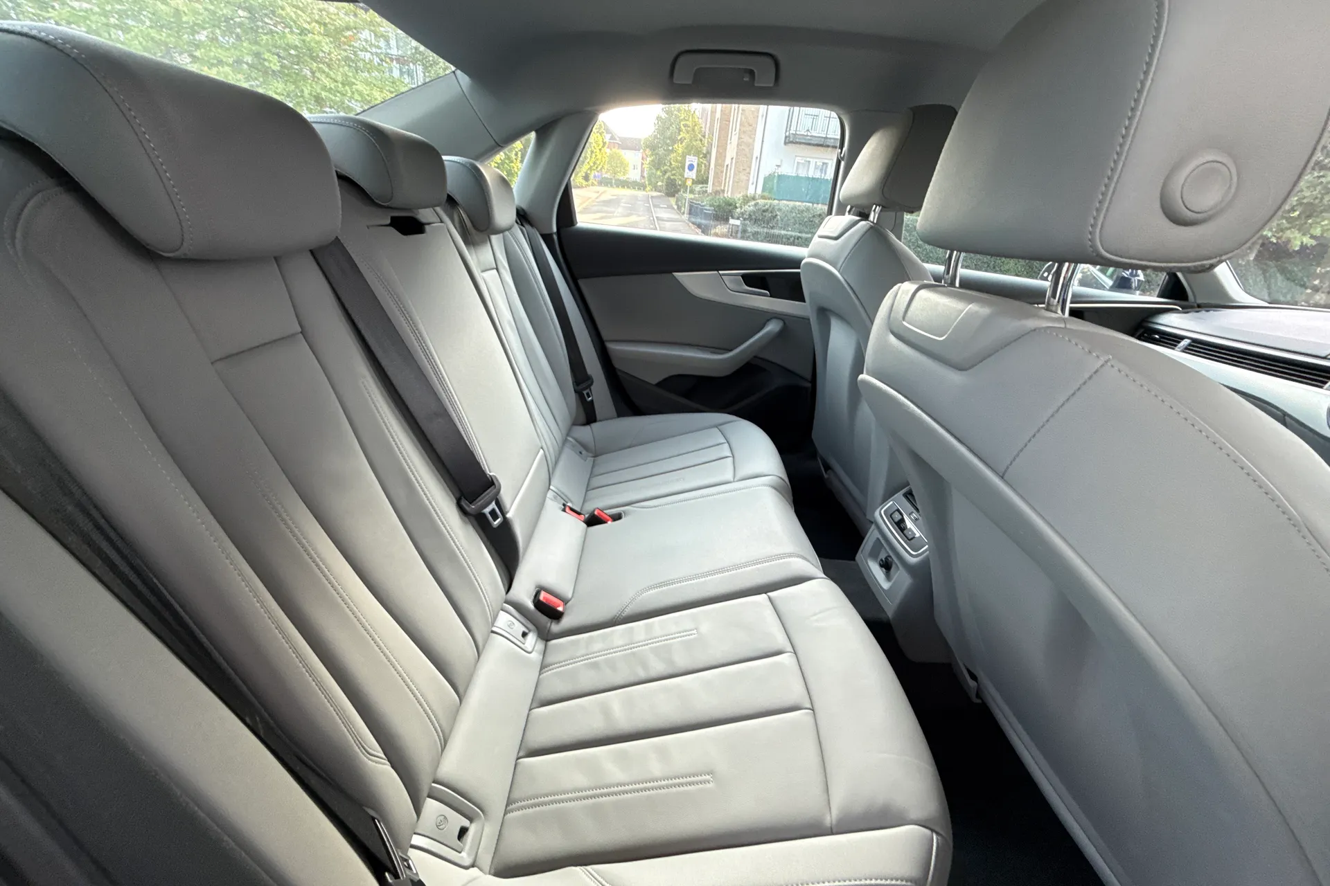 Audi A4 thumbnail image number 37