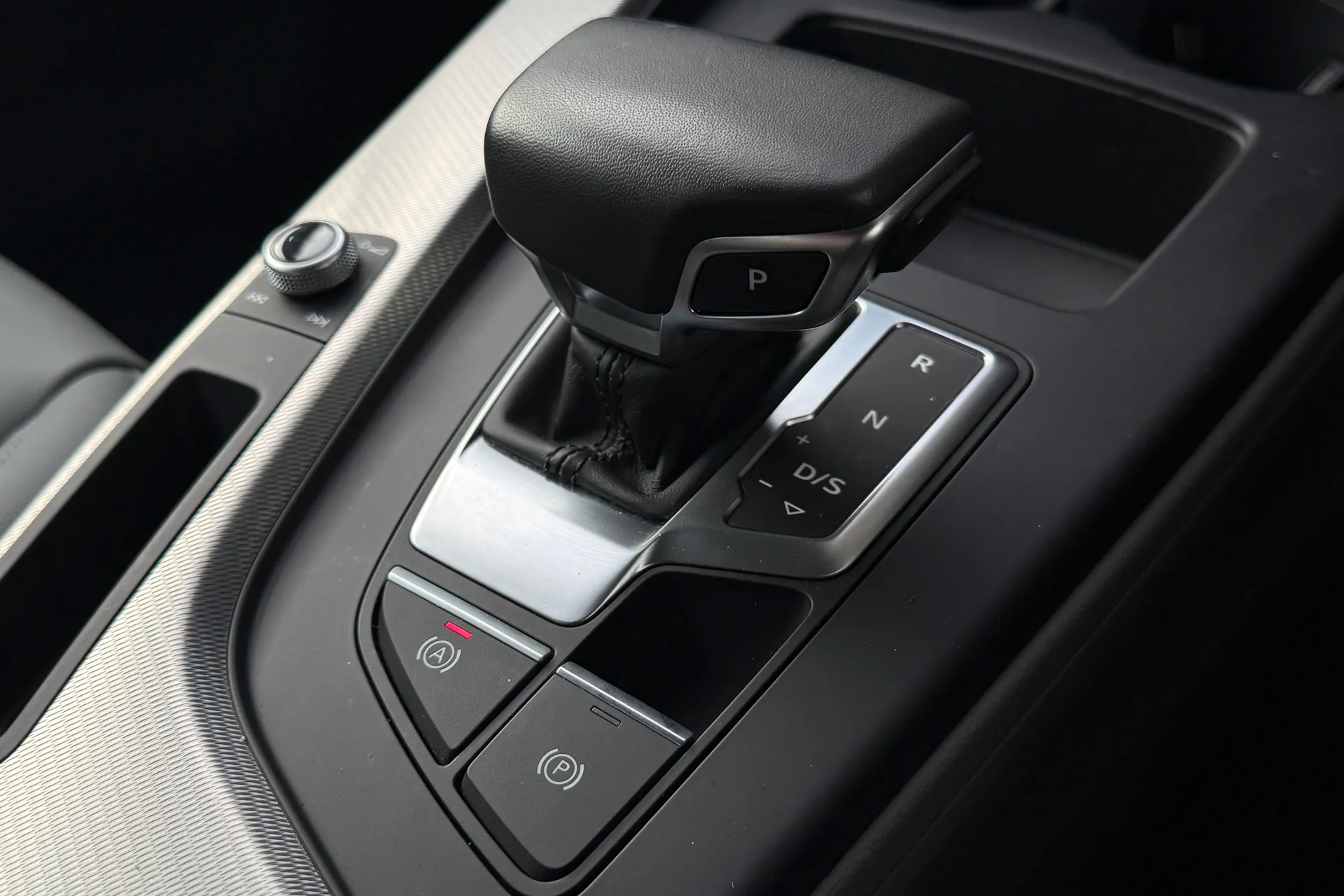 Audi A4 thumbnail image number 25