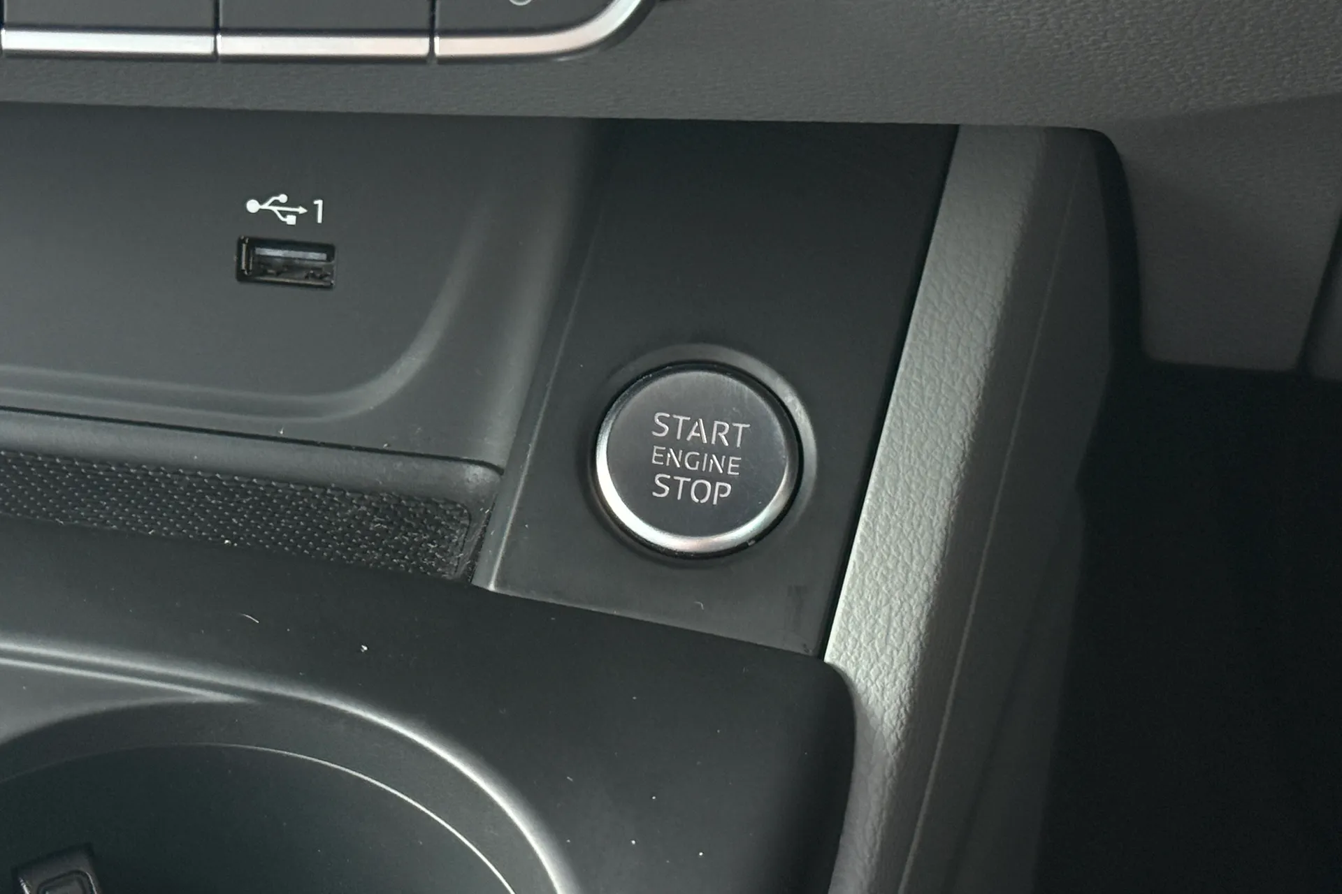 Audi A4 thumbnail image number 23