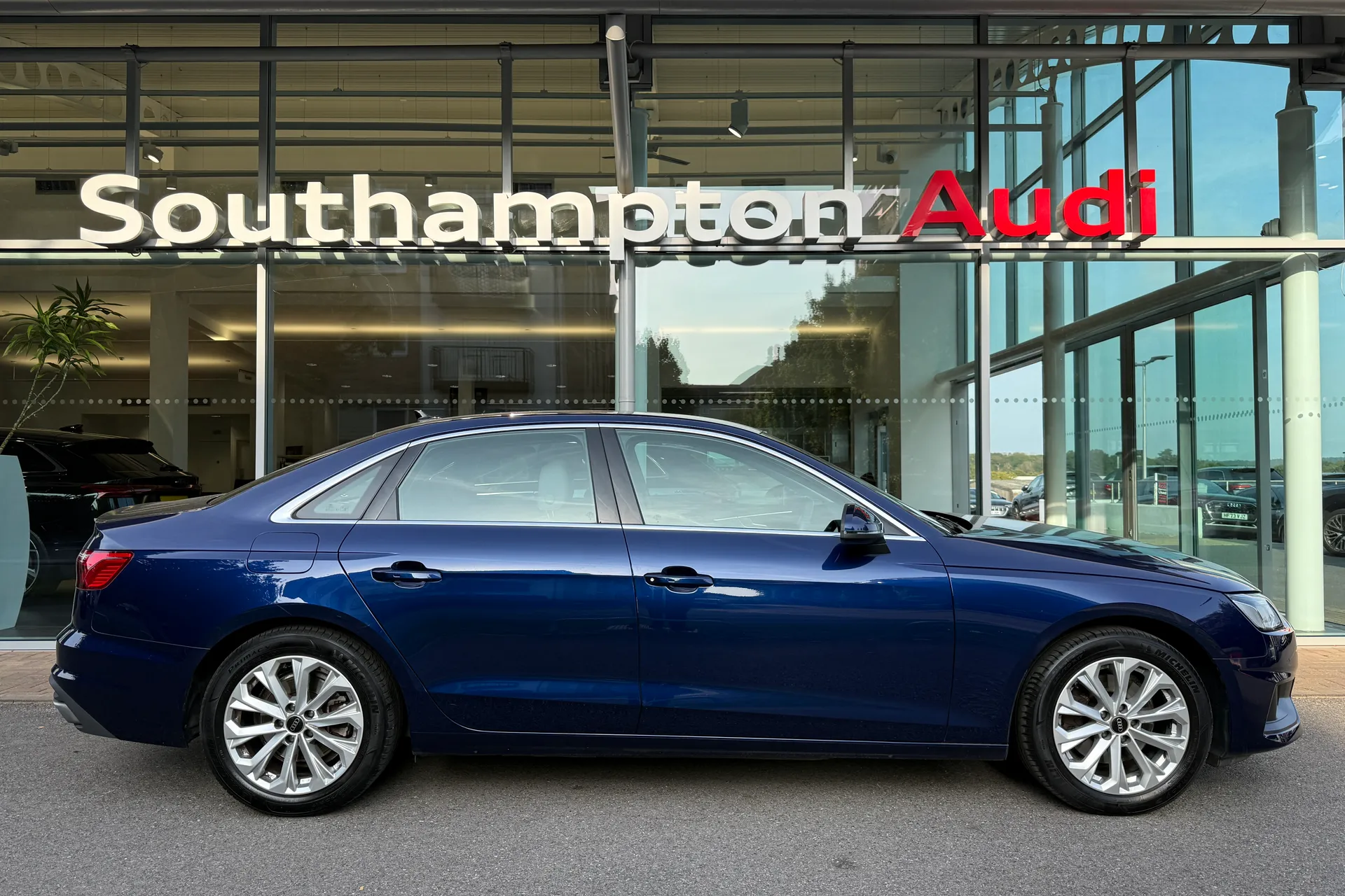 Audi A4 thumbnail image number 2