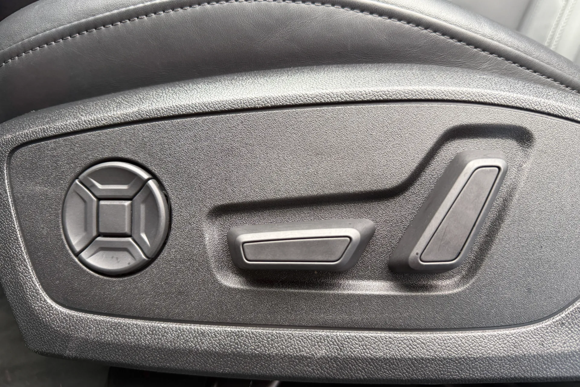 Audi A6 thumbnail image number 19