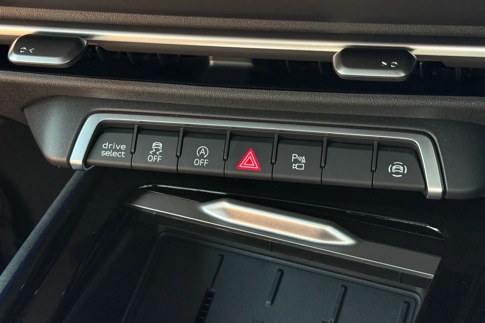 Audi Q3 thumbnail image number 16