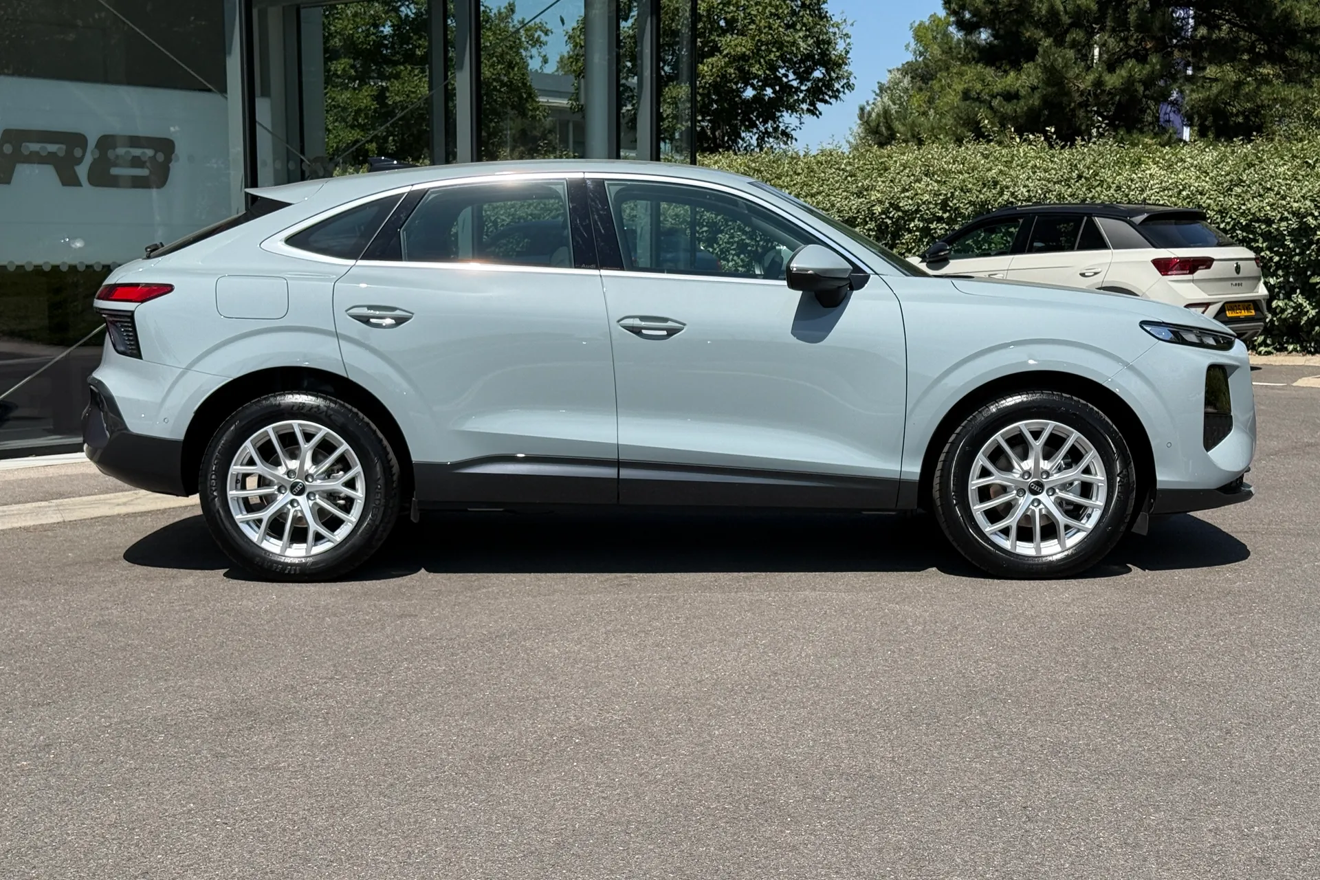Audi Q3 thumbnail image number 2