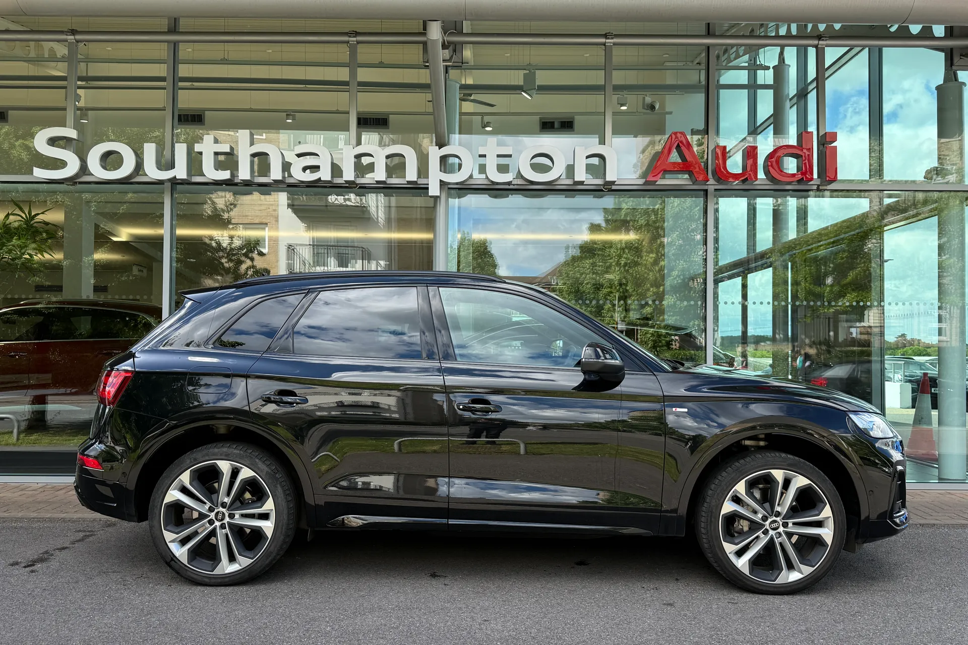 Audi Q5 thumbnail image number 2