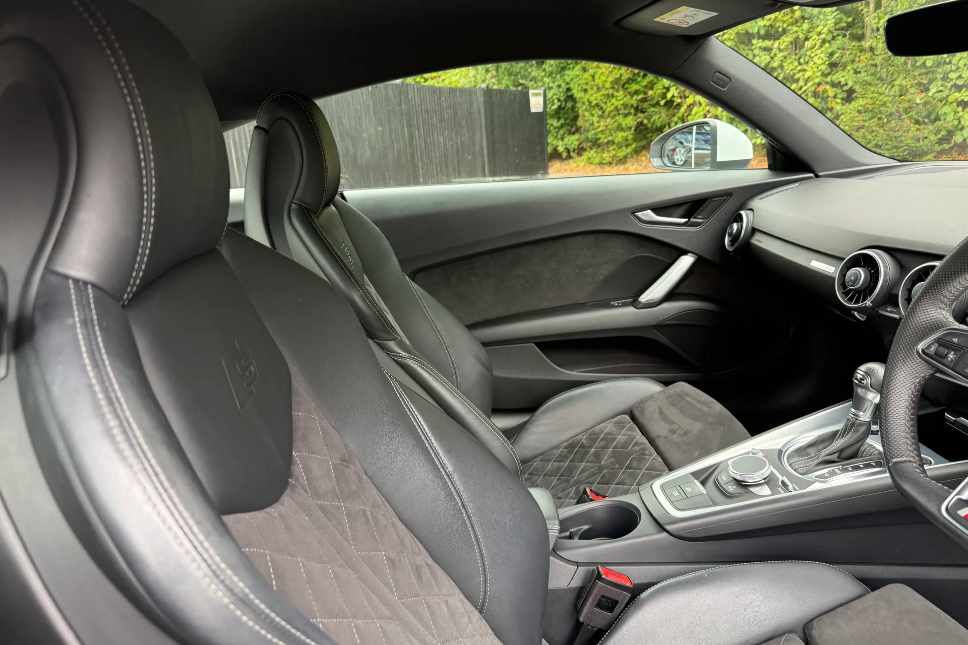 Audi TT thumbnail image number 24