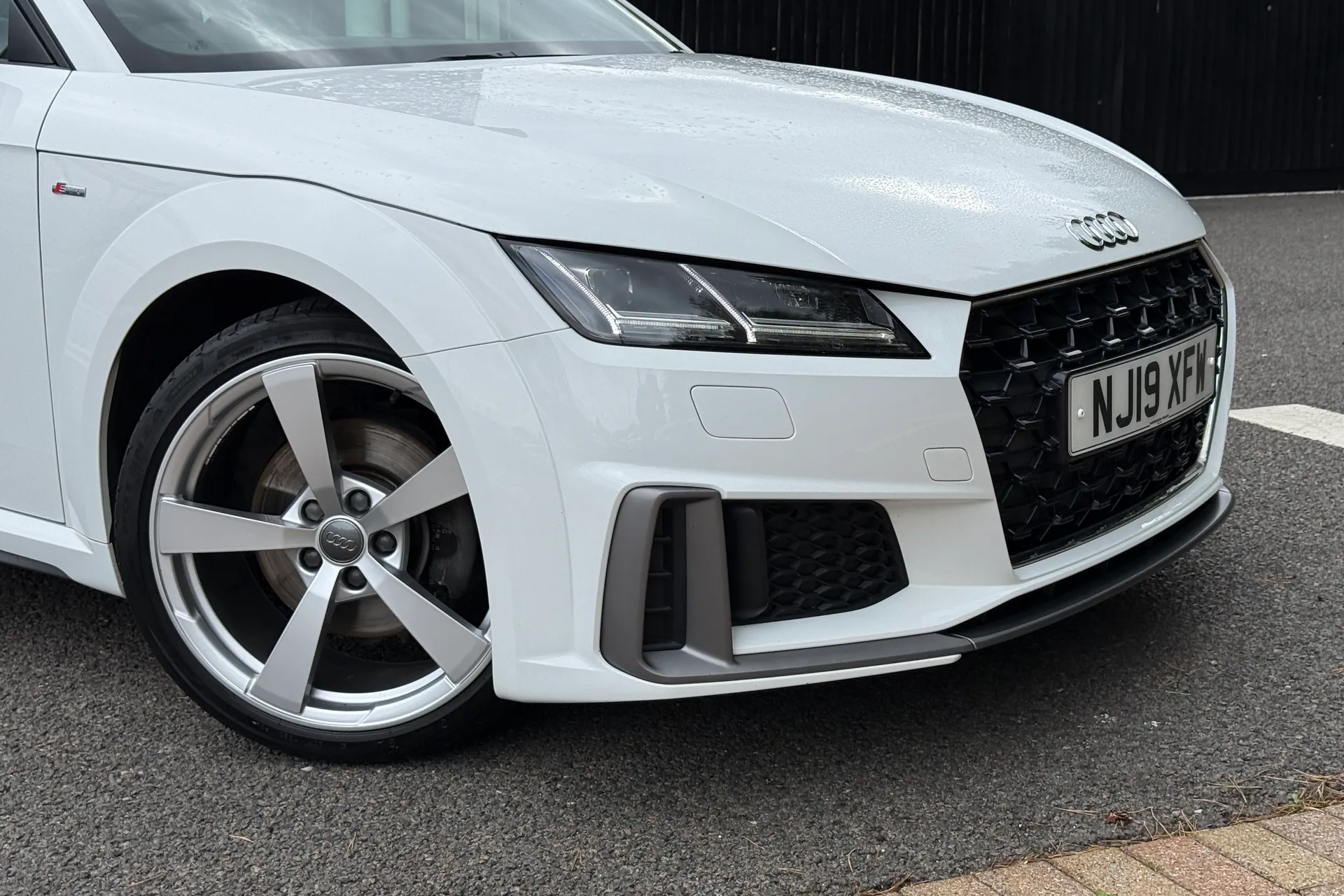 Audi TT thumbnail image number 2
