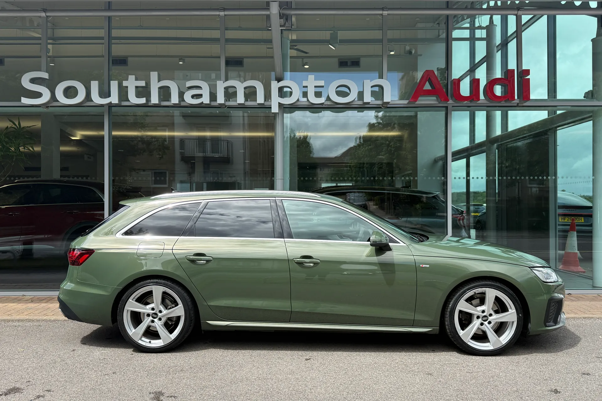 Audi A4 thumbnail image number 2