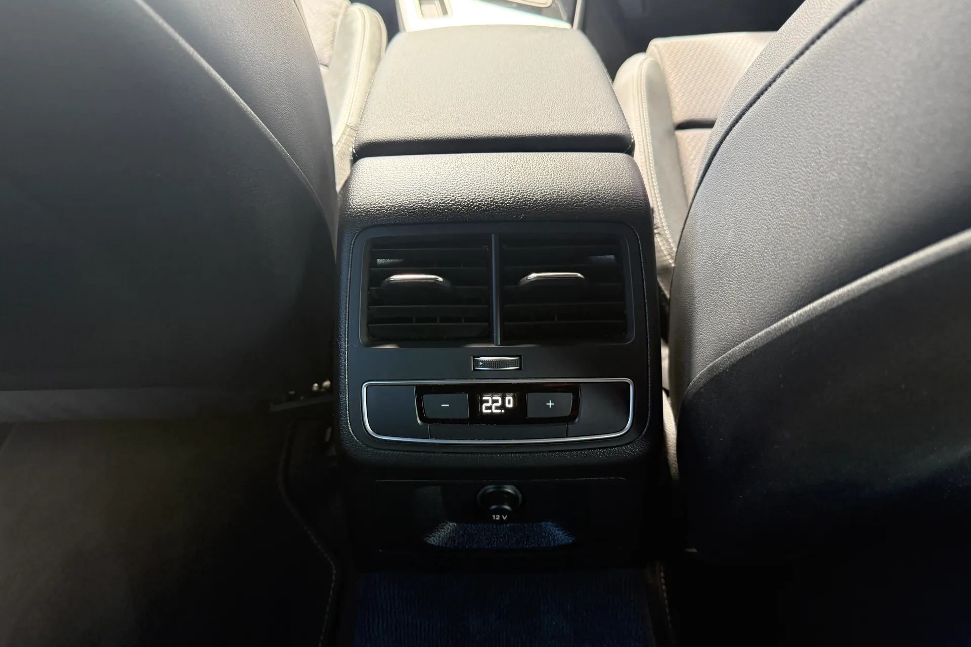 Audi A4 thumbnail image number 42
