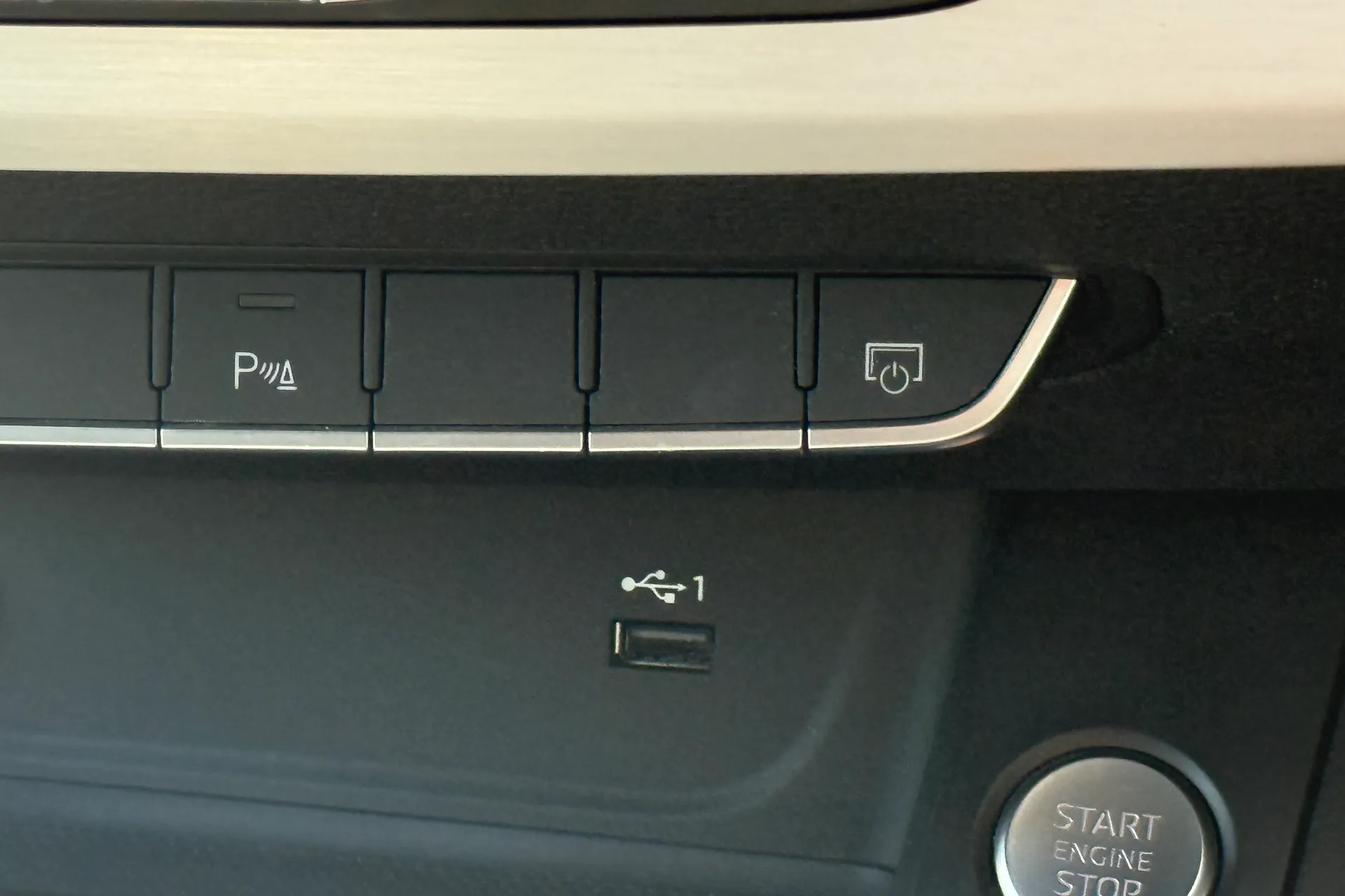 Audi A4 thumbnail image number 24