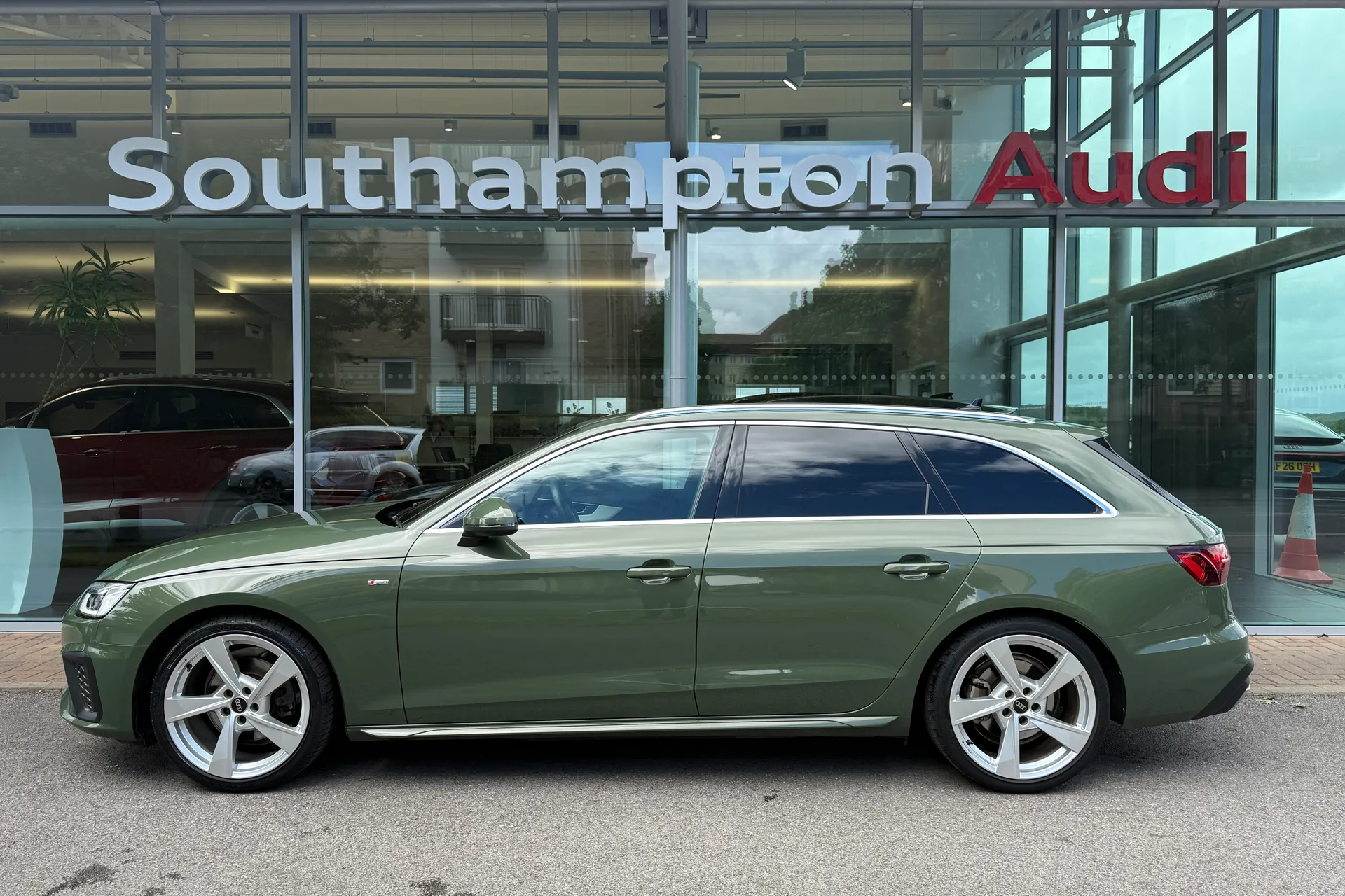 Audi A4 thumbnail image number 52