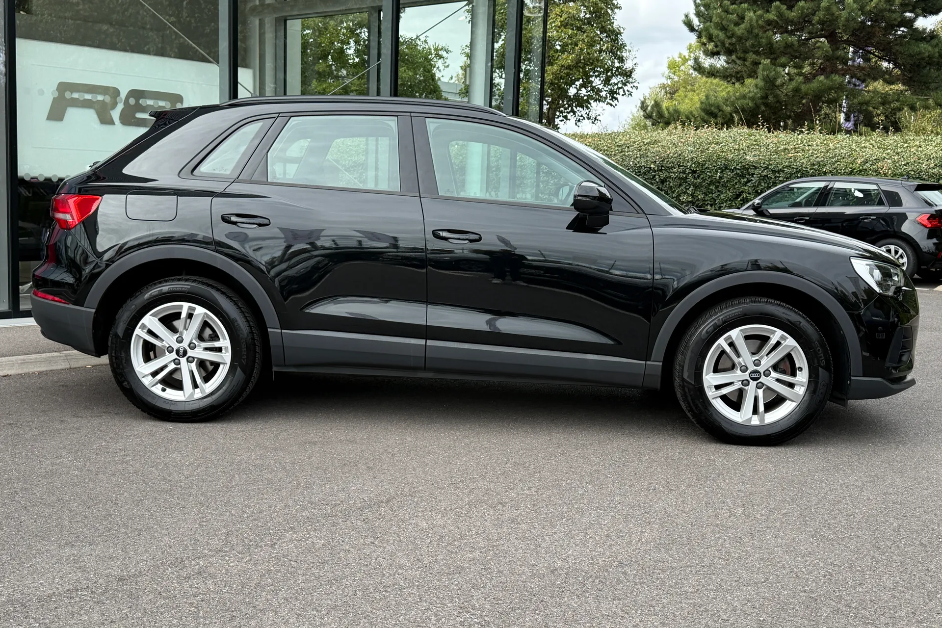 Audi Q3 thumbnail image number 2