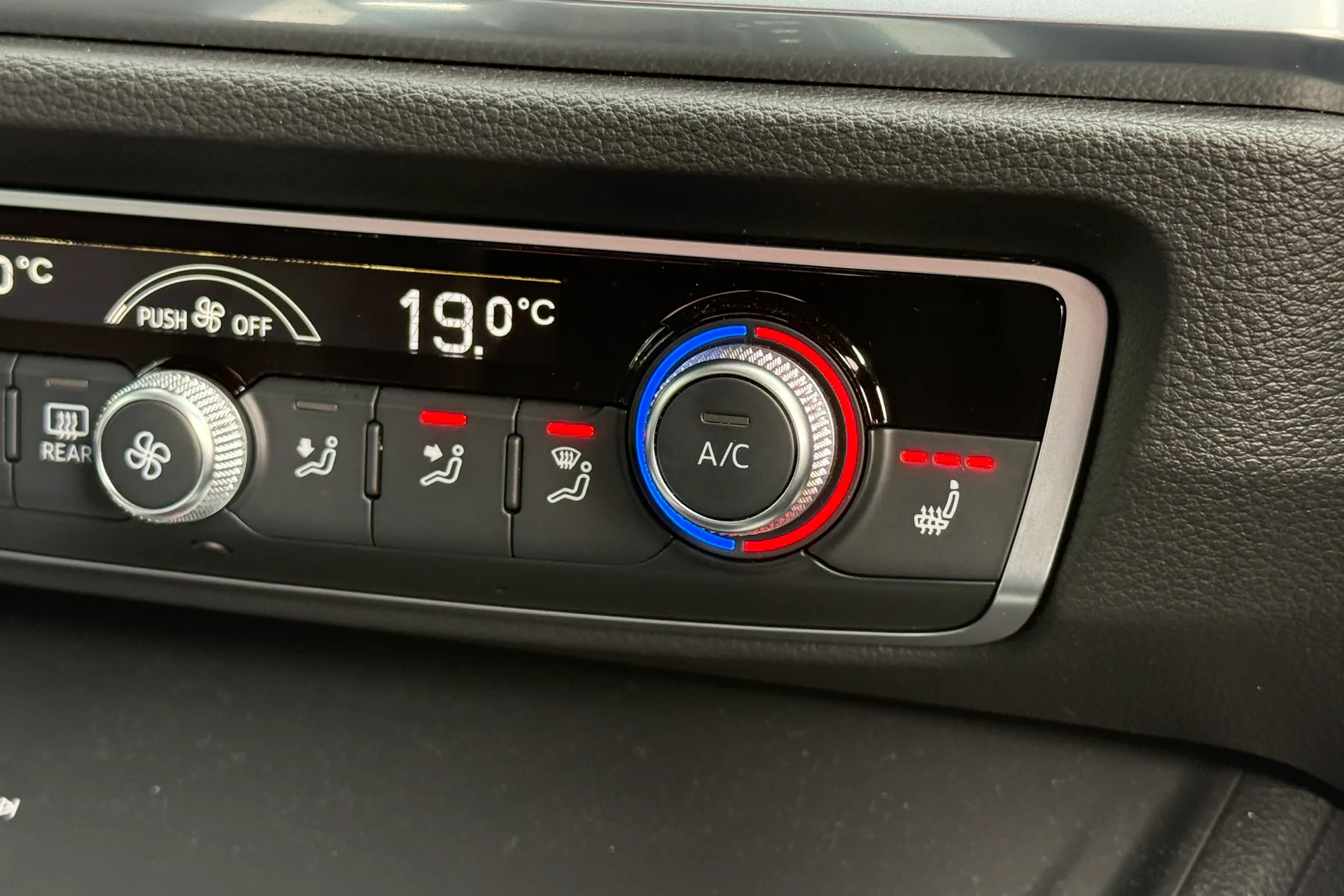Audi Q3 thumbnail image number 24