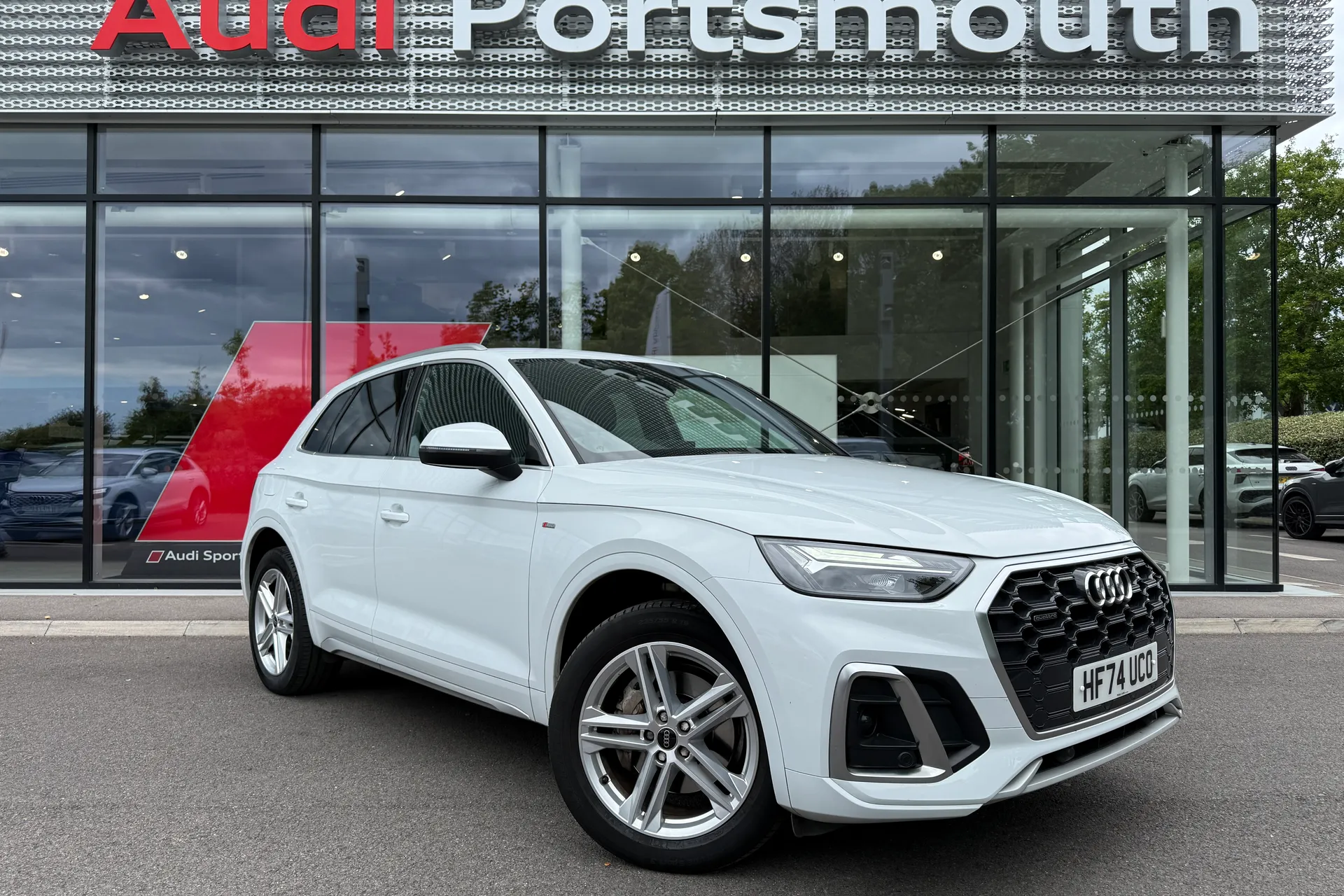 Audi Q5 focused image