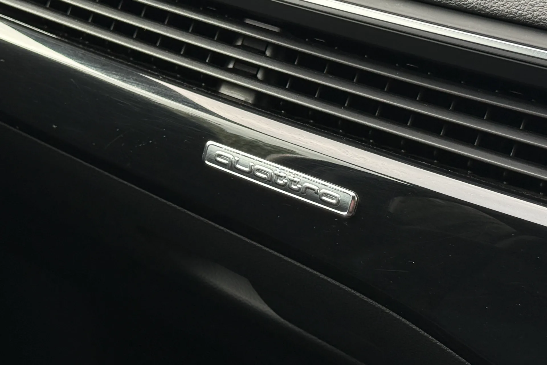 Audi RS4 thumbnail image number 36