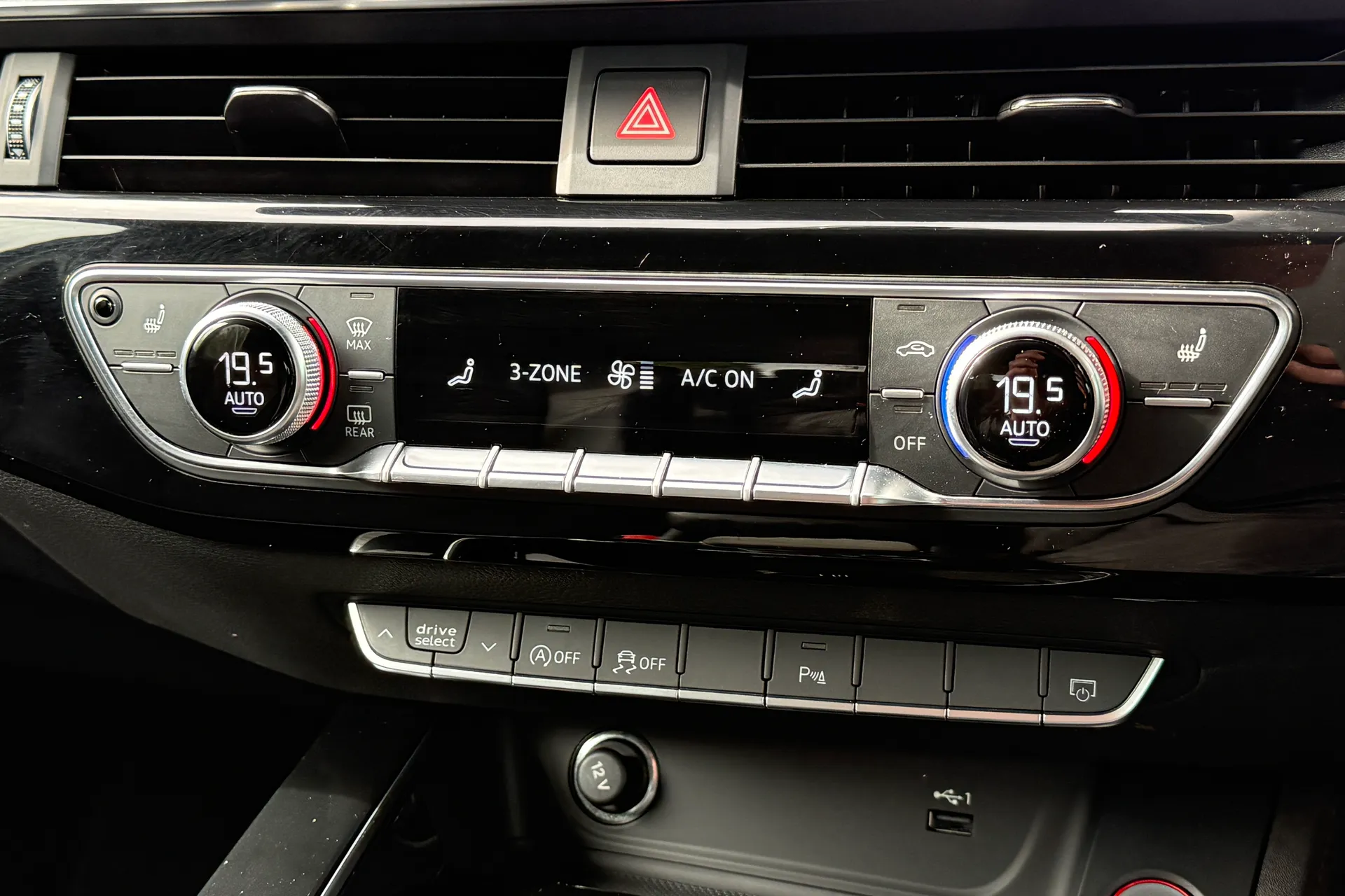 Audi RS4 thumbnail image number 24