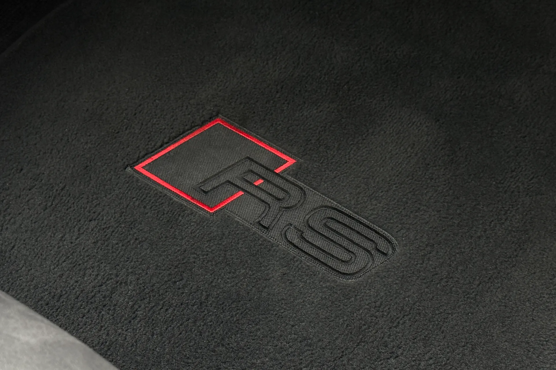 Audi RS4 thumbnail image number 32