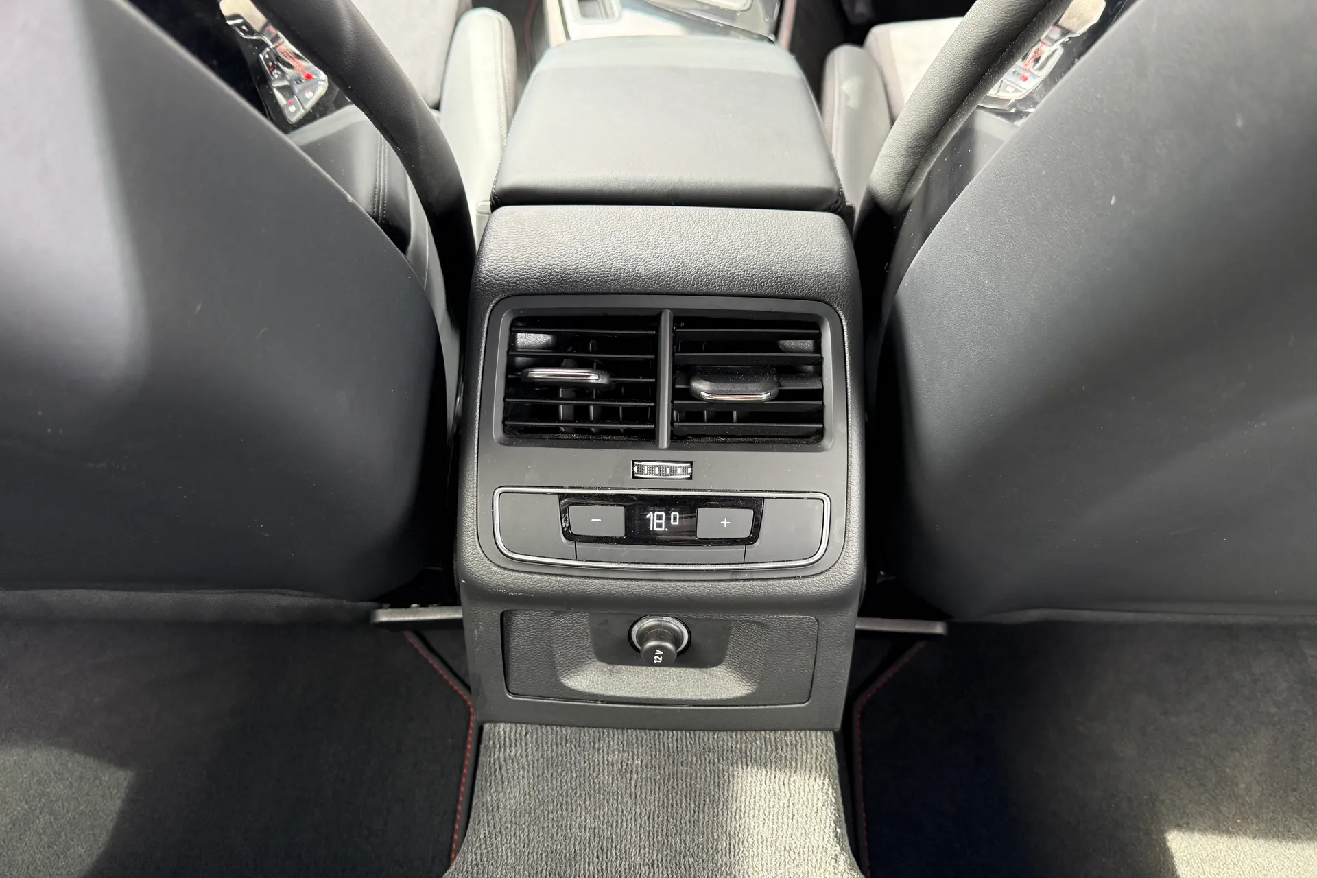 Audi RS4 thumbnail image number 51