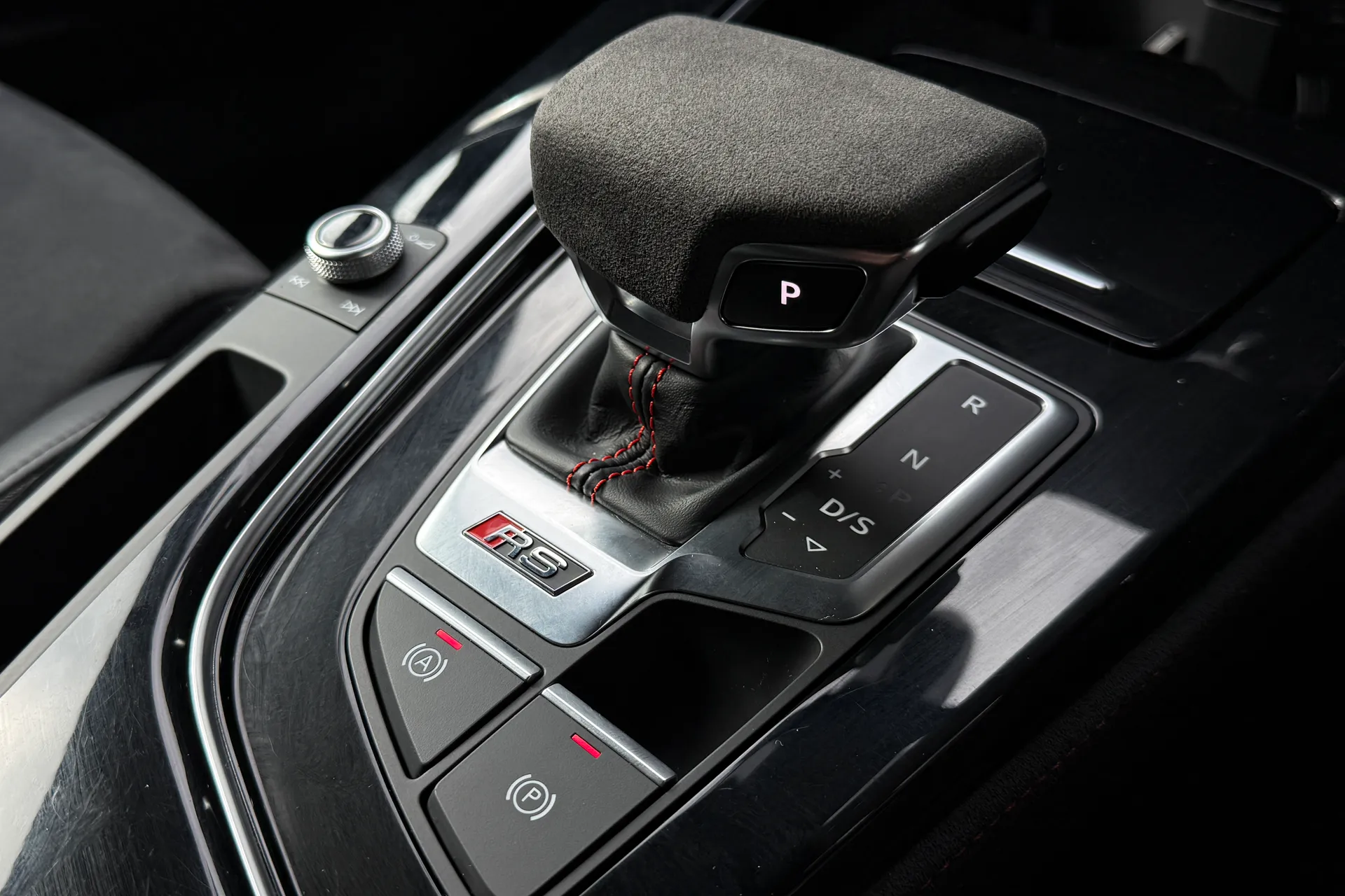 Audi RS4 thumbnail image number 28