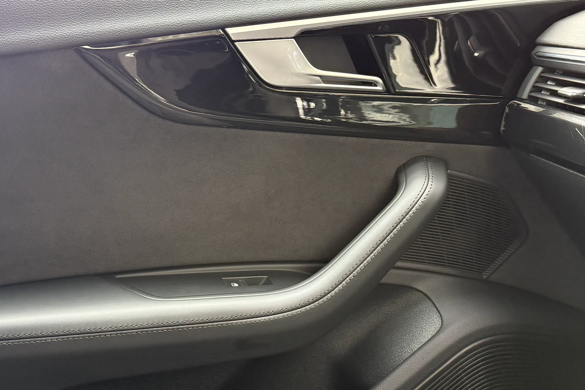 Audi RS4 thumbnail image number 35