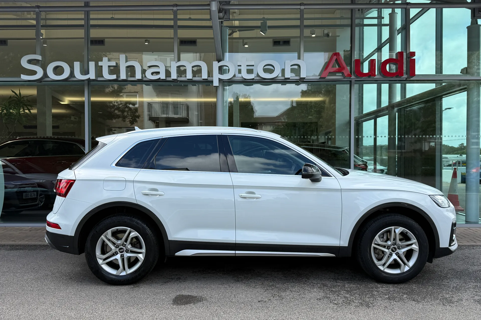 Audi Q5 thumbnail image number 2