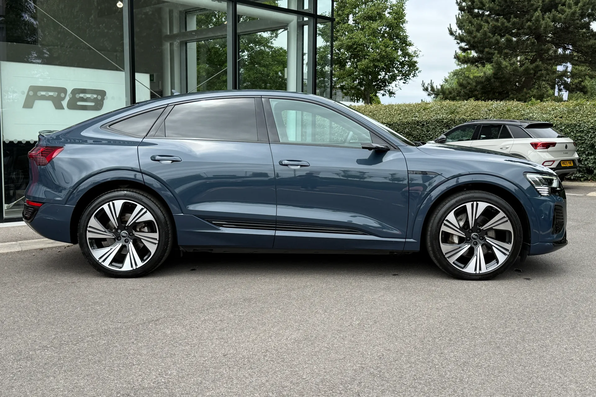 Audi Q8 thumbnail image number 2