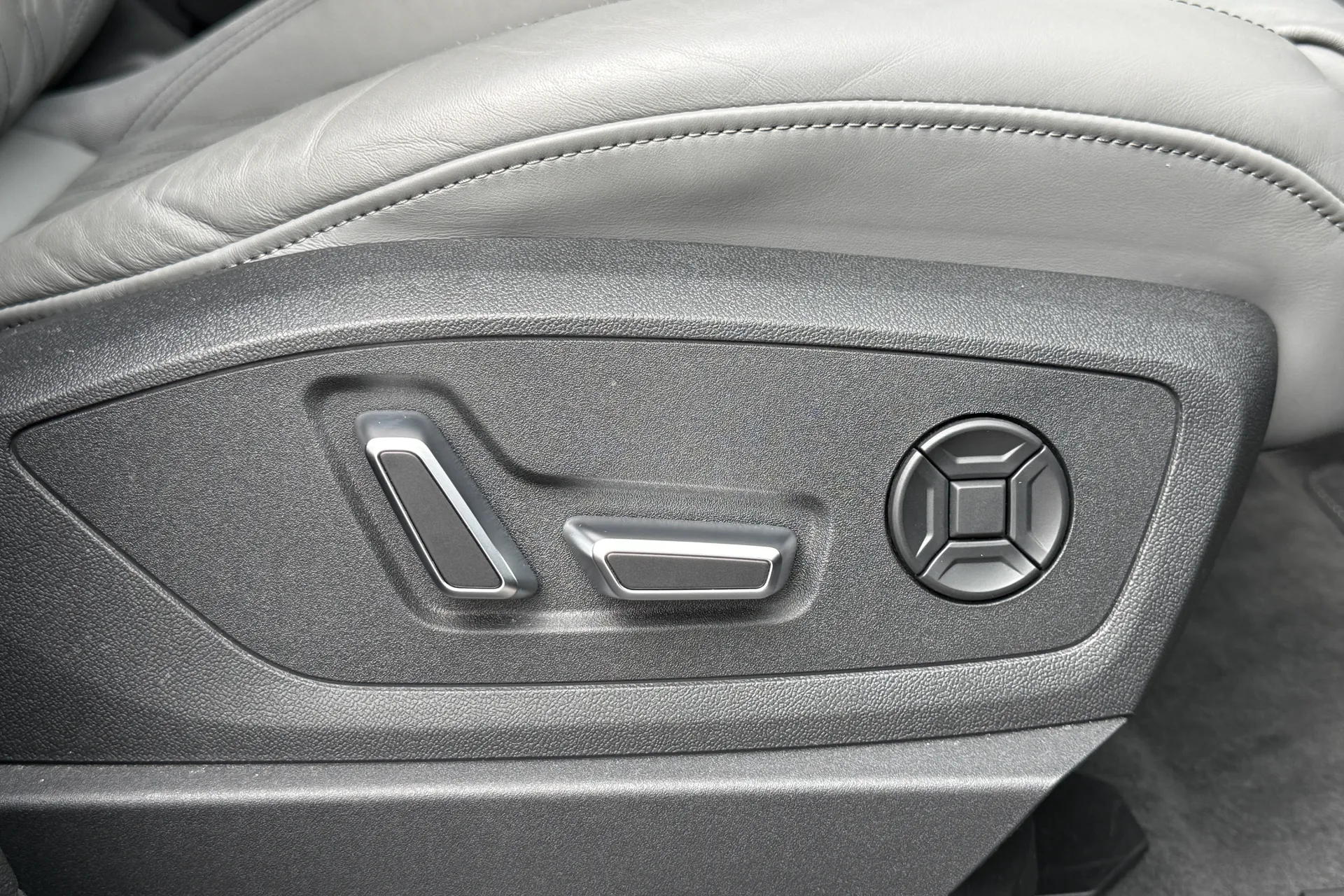 Audi Q8 thumbnail image number 45