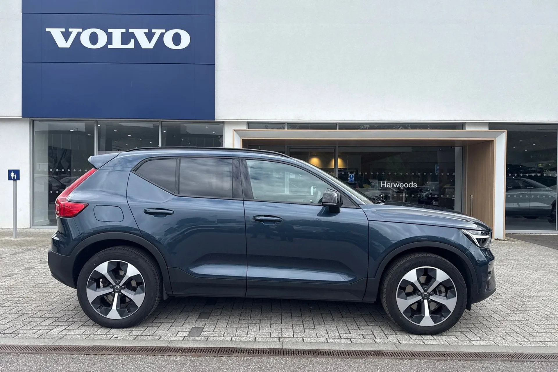 Volvo XC40 thumbnail image number 2