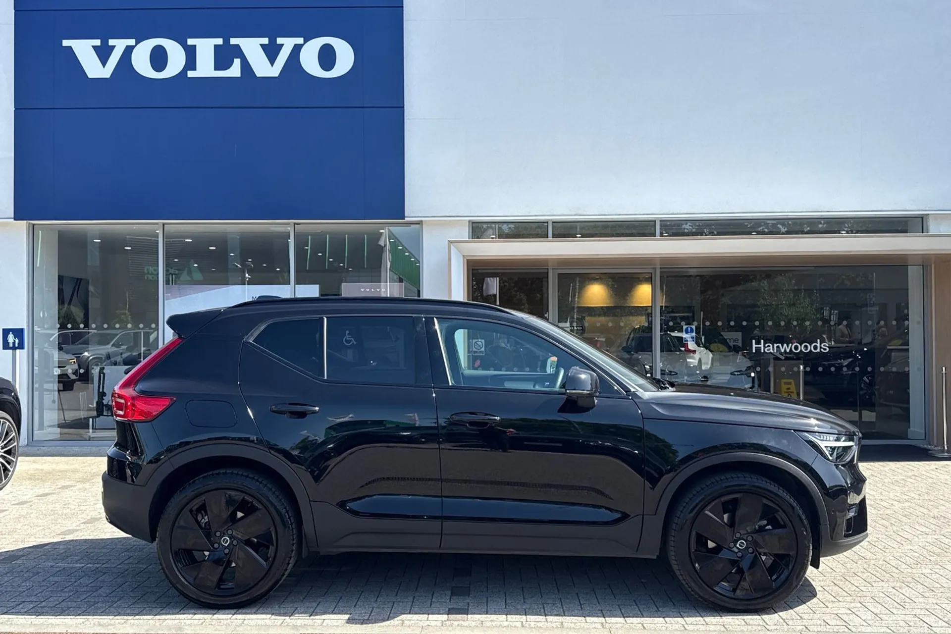 Volvo XC40 thumbnail image number 2
