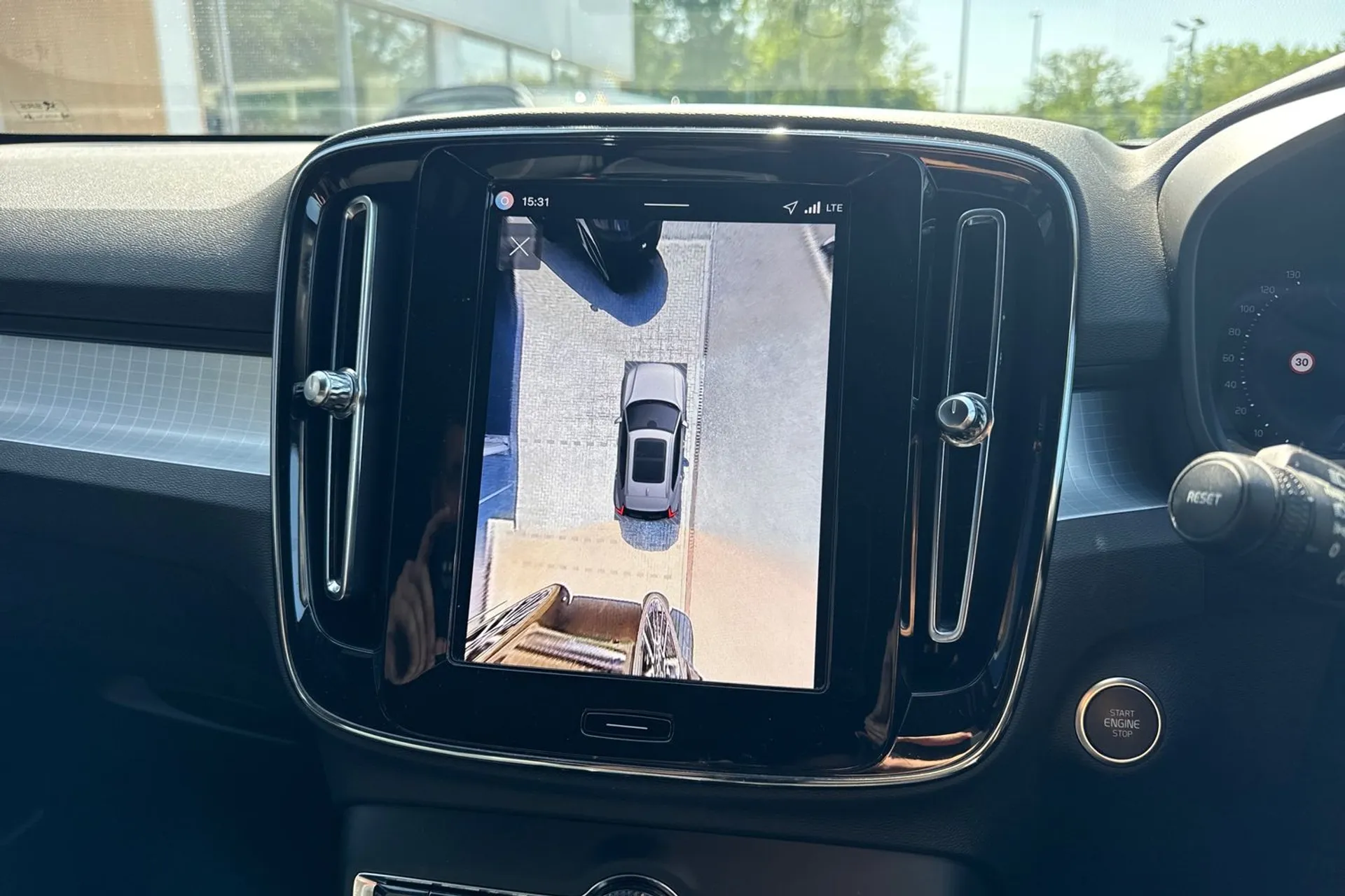 Volvo XC40 thumbnail image number 4