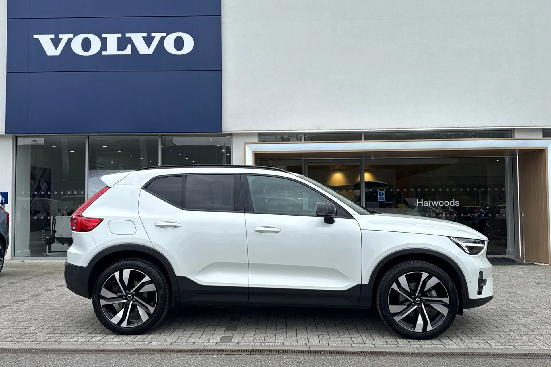 Volvo XC40 thumbnail image number 2