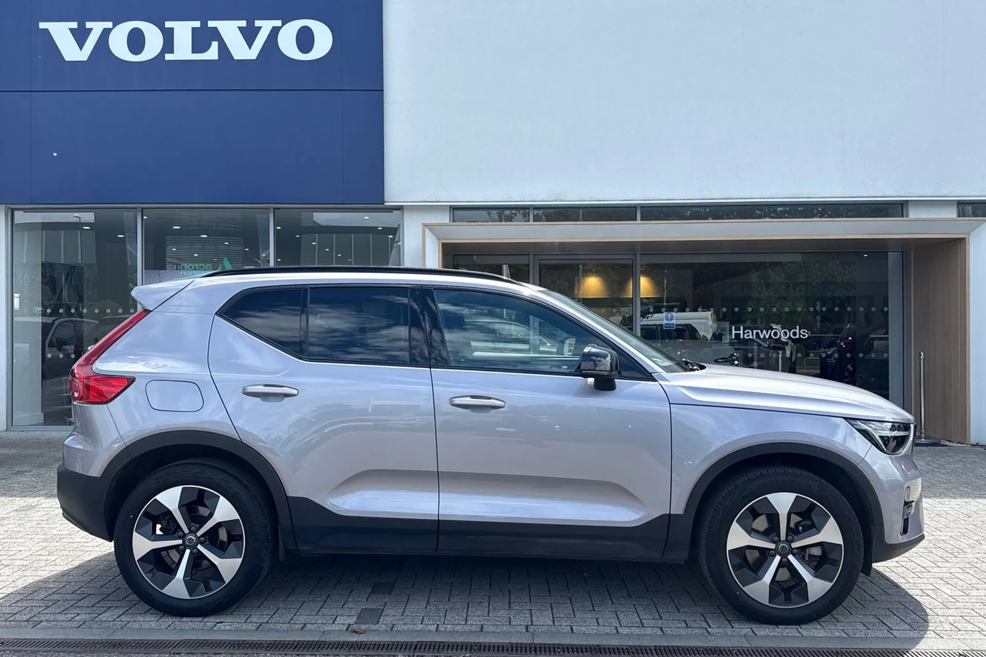 Volvo XC40 thumbnail image number 2