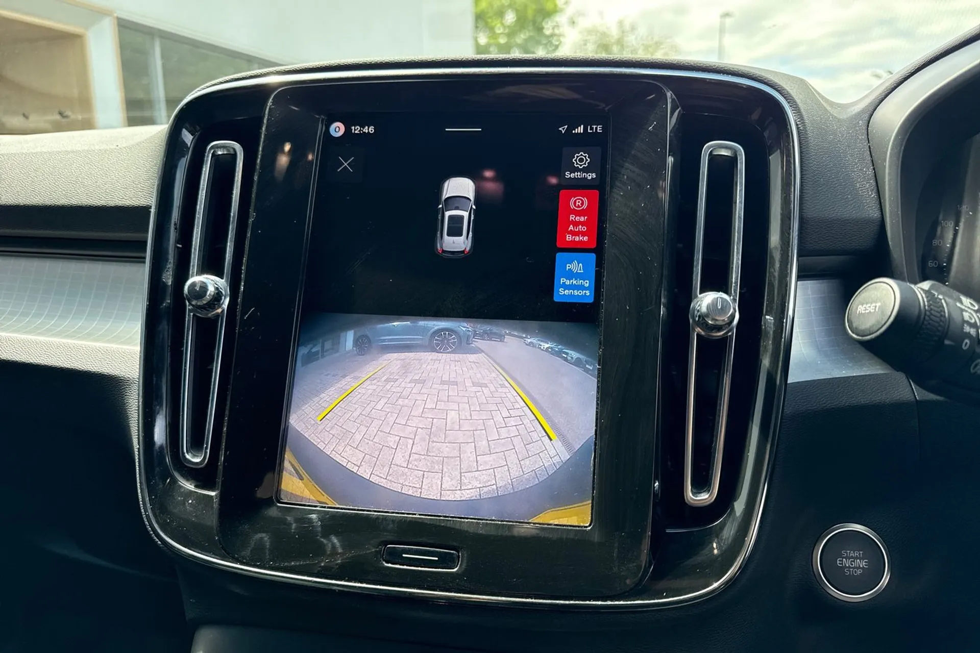 Volvo XC40 thumbnail image number 4
