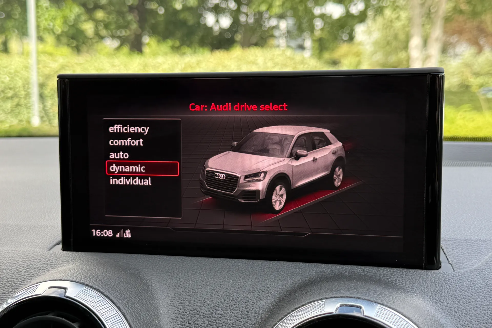 Audi Q2 thumbnail image number 32
