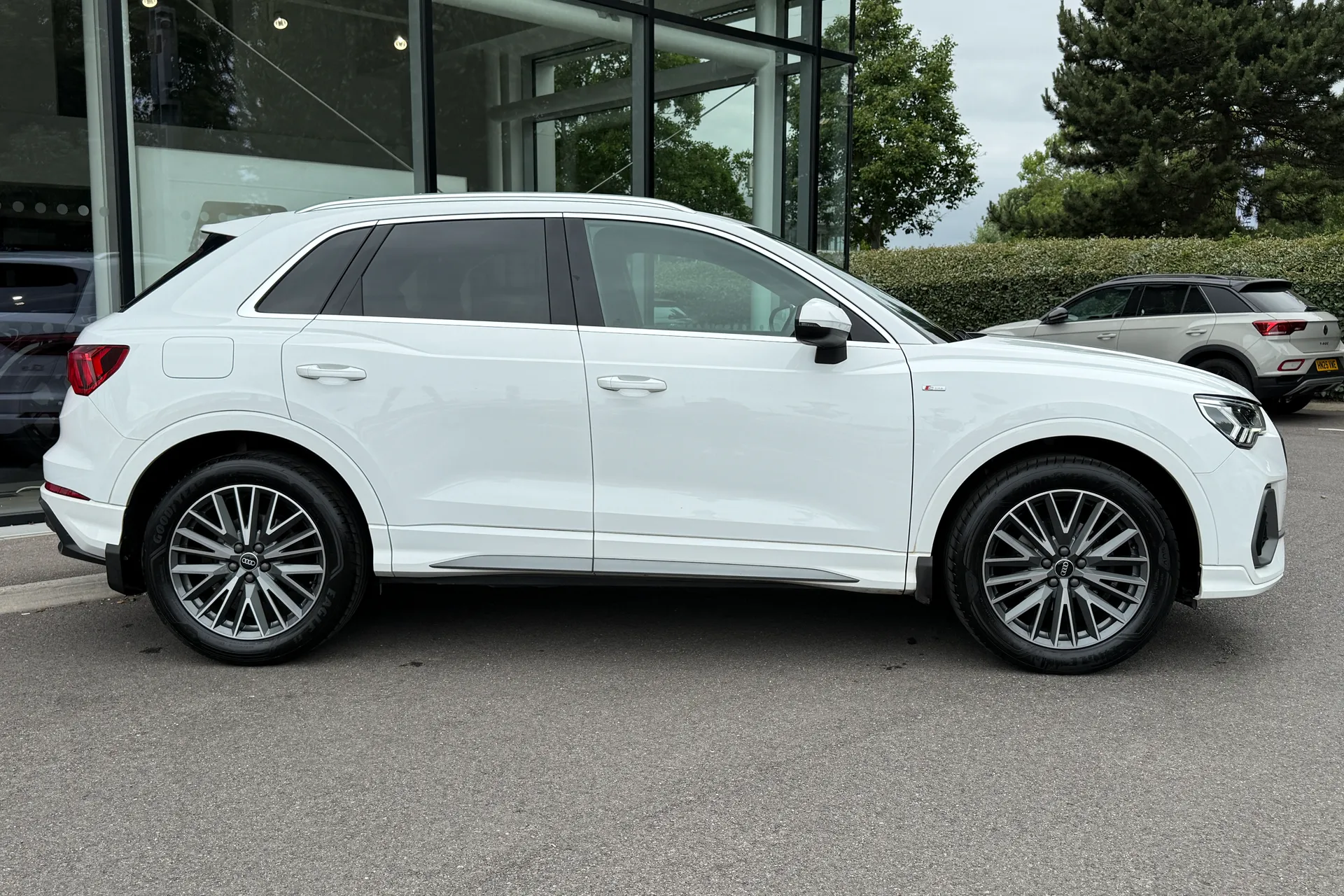 Audi Q3 thumbnail image number 2