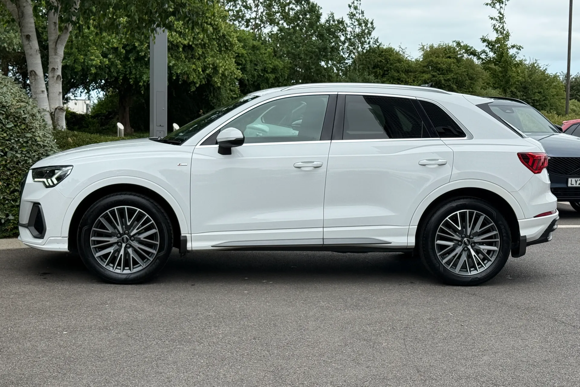 Audi Q3 thumbnail image number 22