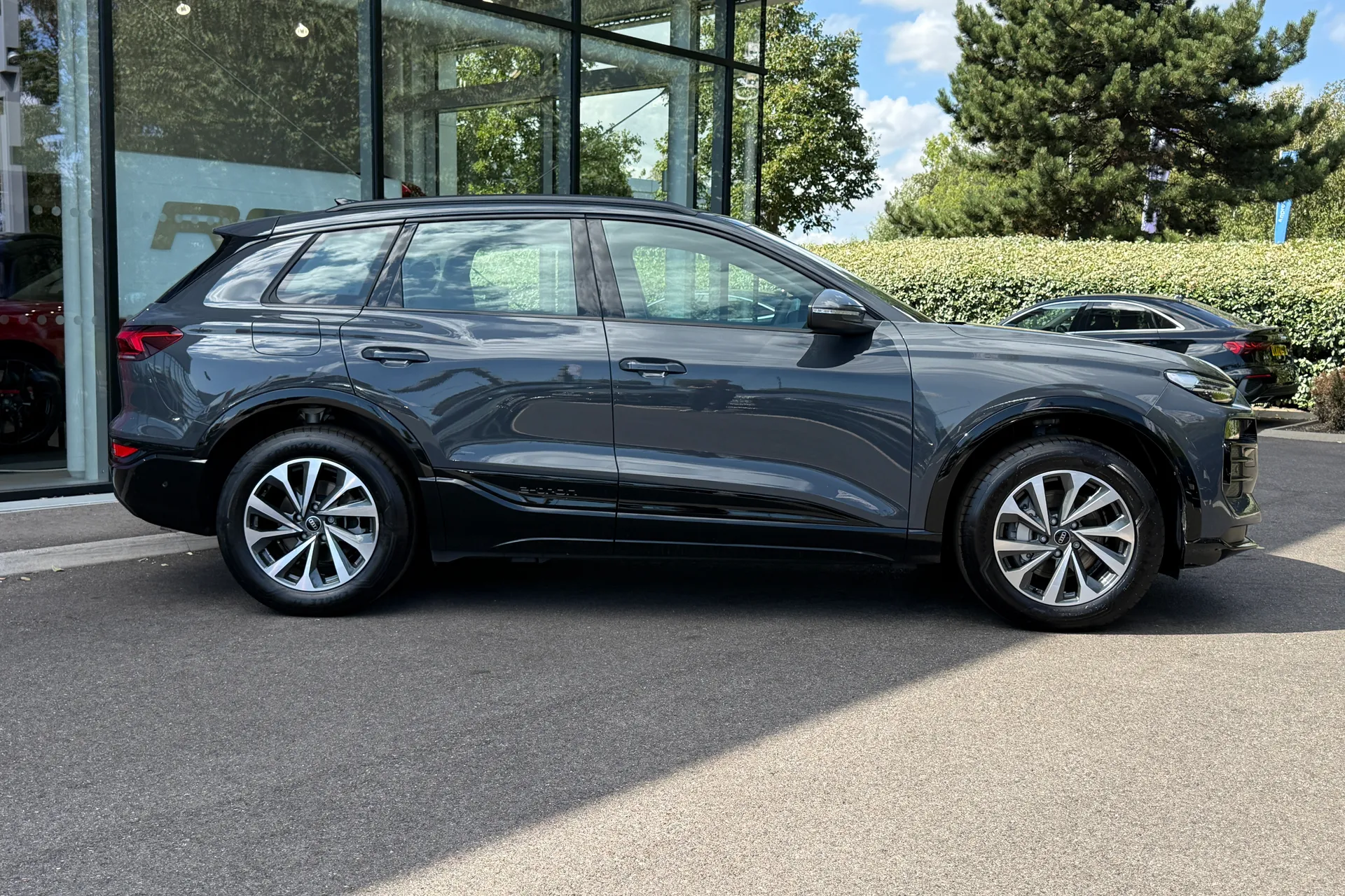 Audi Q6 thumbnail image number 2