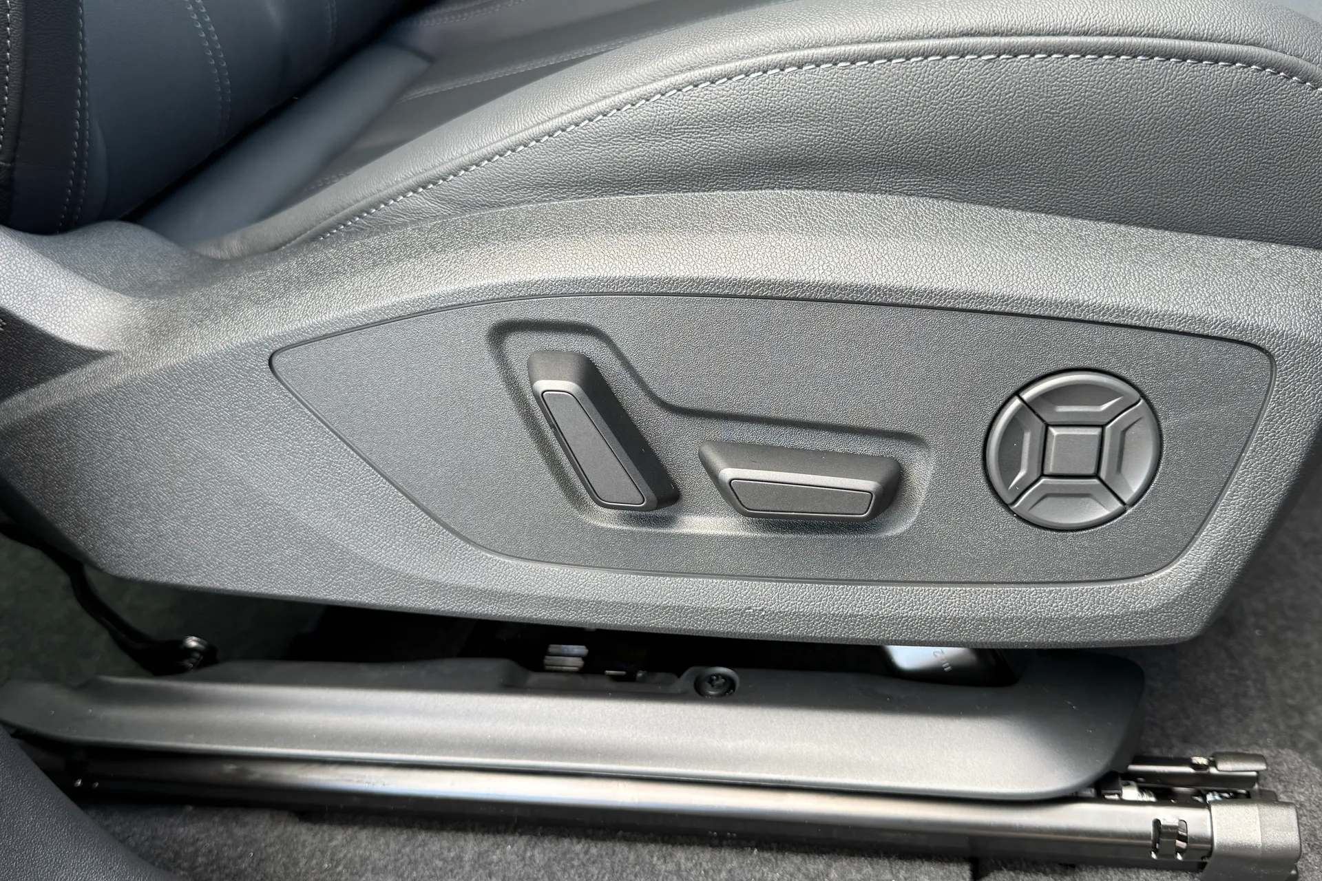 Audi Q6 thumbnail image number 27