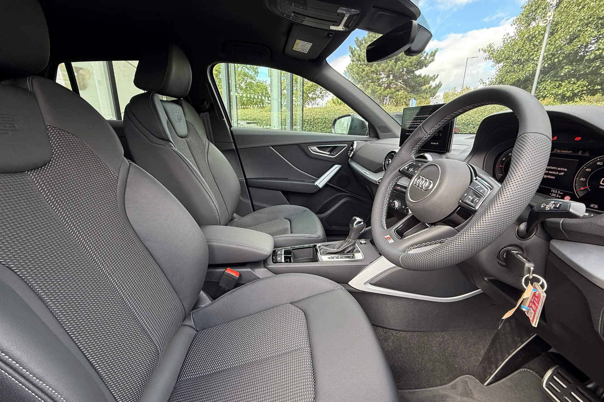 Audi Q2 thumbnail image number 17